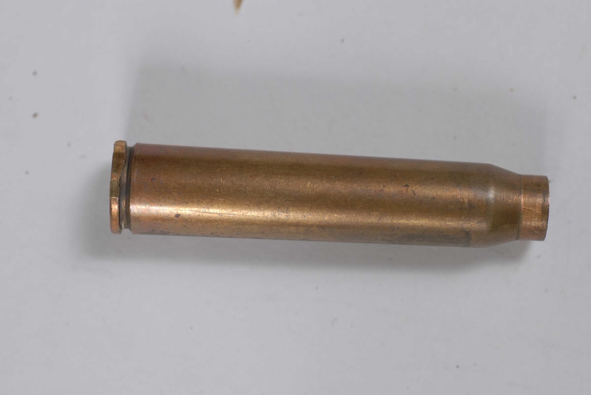 En patronhysle fra en patron kaliber 8x57 mm som er skutt i et gevær kaliber 30-06. Kulen ble altså skutt gjennom et geværløp som er 0,3 mm for trangt for kulen. Under skytingen ble det skutt minst fire skudd før feilen bel oppdaget. Våpenet eksploderte ikke.