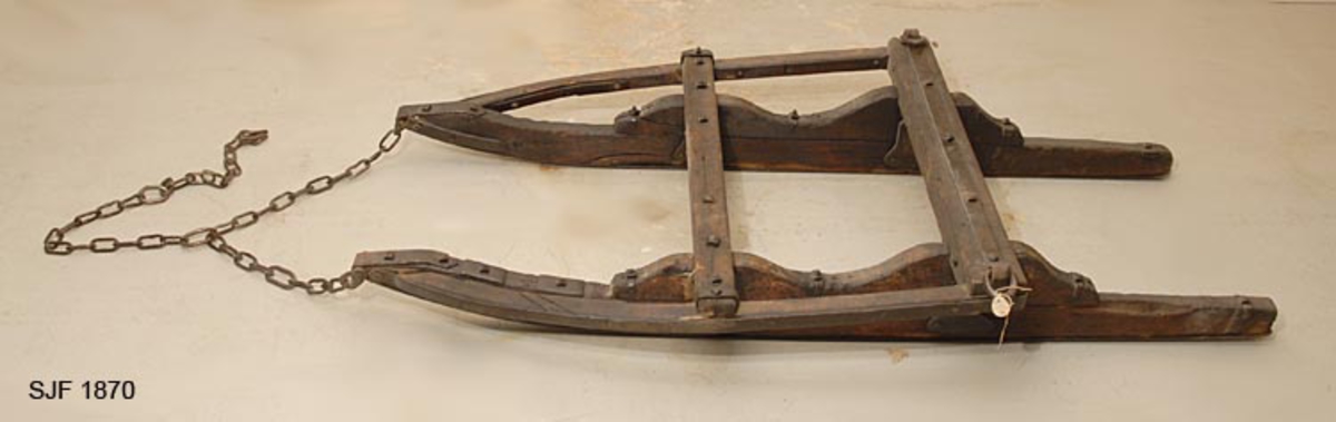 Skogsslede bestående av tre objekter (deler), 2 sleder og 1 drag. Sleden er av den typen som kalles «tømmerrustning» eller «bukk og geit», hvor den fremste sleden kaltes bukk og den bakerste geit. A: Bukken har en fast bank (73 cm b) som er felt ned i to 10 cm høye dyner. Banken stikker 6 cm utenfor dynene på hver side. B: Geita har to faste banker (fastbanker) med jernbeslag i hele sin bredde. Den er felt litt ned i dynene og festet med jernbeslag. C: Dragets humul er 12 cm bredt og er festet inn i skjekene. 

Denne tømmerrustningen er en «Hadelandsdoning» som ble laget i 1912 på Hadeland. En del hadelendinger kom til Hallingdal for å kjøre tømmer i 1912-13, og giveren kjøpte denne rustningen av en av tømmerkjørerne etter at arbeidet med disse driftene var ferdige. Dette var den første Hadelandsdoningen i Hallingdal. Den er smalere og lettere enn Moelven-rustningen. Lastebredde: 90 cm.  Doningen er i god stand, giveren har pusset den opp. Alle kjettinger som hører til er med, og doningen har solide jernbeslag. 
Brukt av giveren.