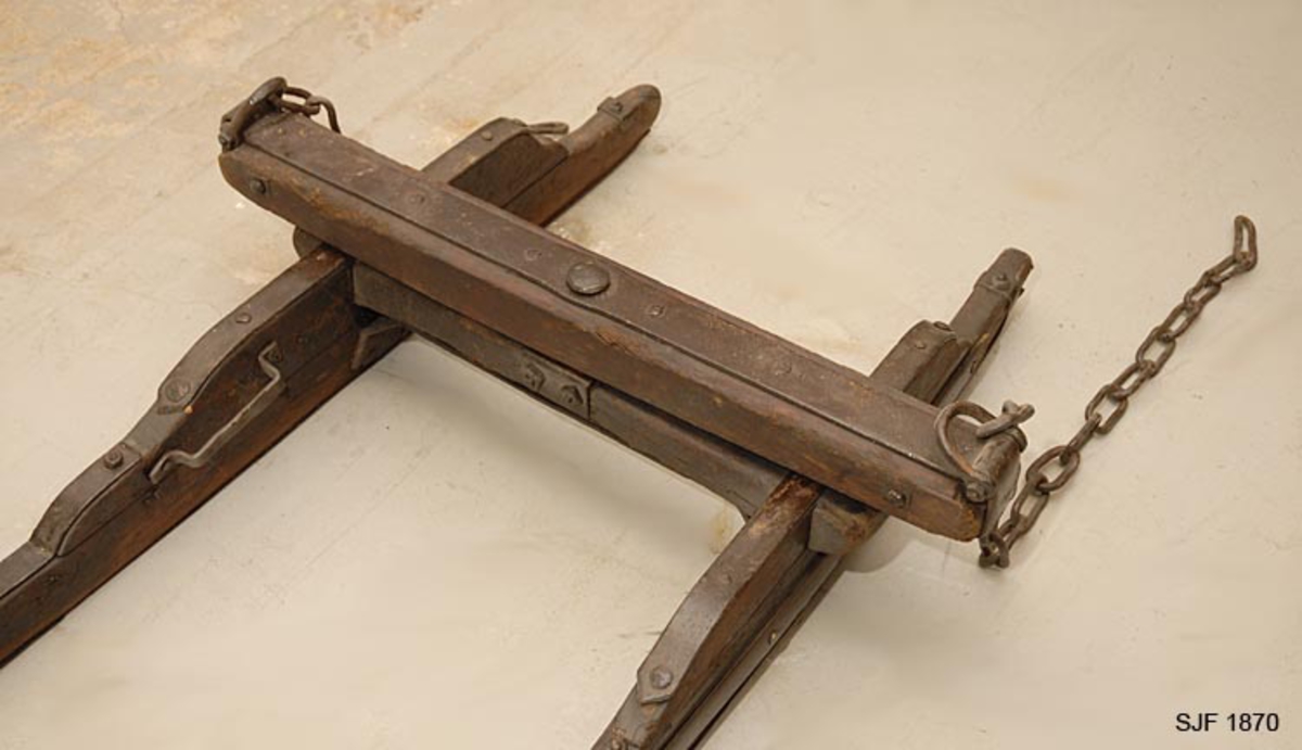 Skogsslede bestående av tre objekter (deler), 2 sleder og 1 drag. Sleden er av den typen som kalles «tømmerrustning» eller «bukk og geit», hvor den fremste sleden kaltes bukk og den bakerste geit. A: Bukken har en fast bank (73 cm b) som er felt ned i to 10 cm høye dyner. Banken stikker 6 cm utenfor dynene på hver side. B: Geita har to faste banker (fastbanker) med jernbeslag i hele sin bredde. Den er felt litt ned i dynene og festet med jernbeslag. C: Dragets humul er 12 cm bredt og er festet inn i skjekene. 

Denne tømmerrustningen er en «Hadelandsdoning» som ble laget i 1912 på Hadeland. En del hadelendinger kom til Hallingdal for å kjøre tømmer i 1912-13, og giveren kjøpte denne rustningen av en av tømmerkjørerne etter at arbeidet med disse driftene var ferdige. Dette var den første Hadelandsdoningen i Hallingdal. Den er smalere og lettere enn Moelven-rustningen. Lastebredde: 90 cm.  Doningen er i god stand, giveren har pusset den opp. Alle kjettinger som hører til er med, og doningen har solide jernbeslag. 
Brukt av giveren.