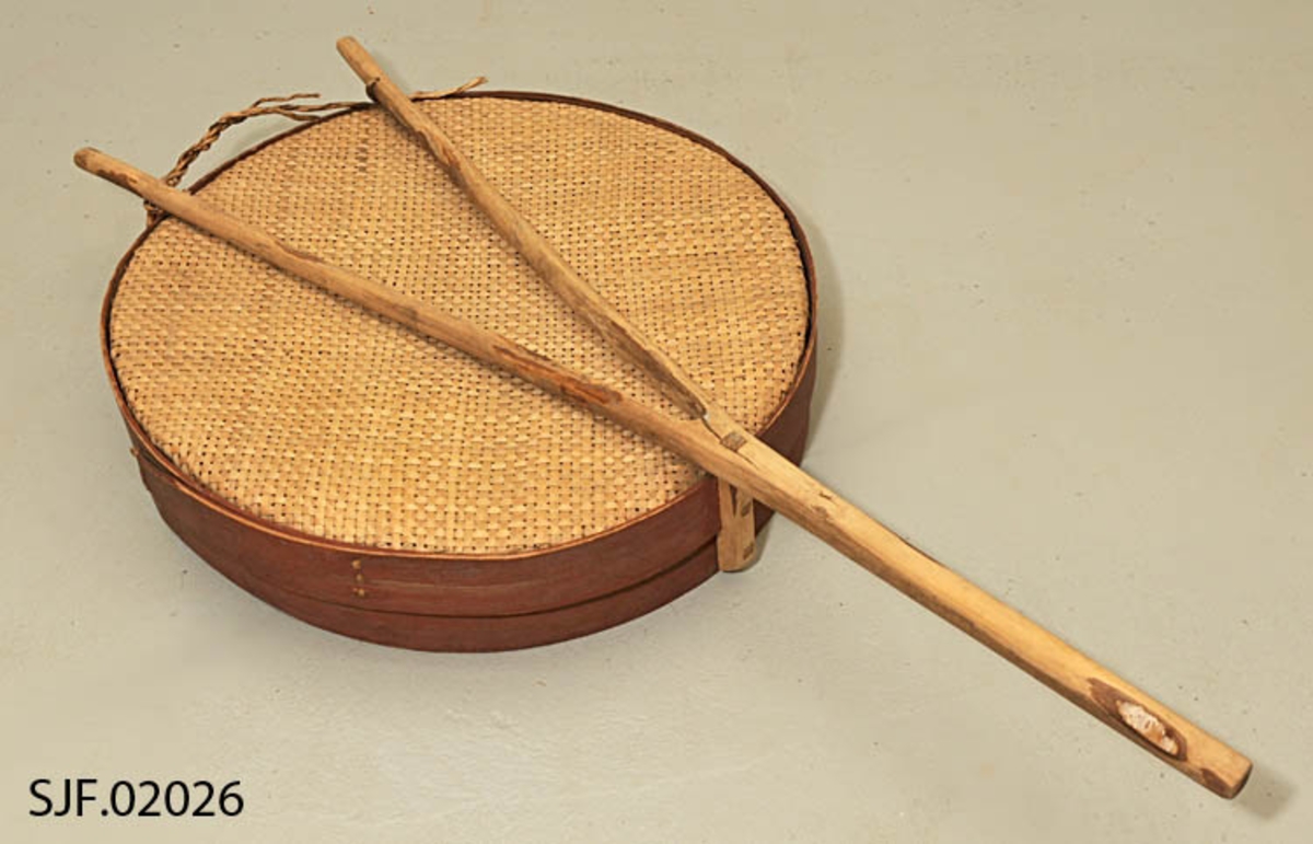 Mellsåld, såld brukt til å selle (rense) kornet i etter tresking. 
Benevnelsene her er Sørskogbygd-dialekt. 
Såldet består av to rødmalte treringer av furu som er sydd sammen med tæger. 
Ringene går utenpå hverandre. Bunnen består av flettverk av bjørkestrimler. 
Under bunnen er det festet en bjørkestokk med naturlig vokst kløft. Endene på kløfta ble brukt som håndtak, mens stokken ble stukket inn i et hull i låveveggen. 
Slik kunne såldet holdes opp i ene enden, mens man holdt det oppe i andre enden ved å holde i de to "håndtakene". Slik kunne en bevege såldet i alle retninger. 
Navnet "mellsåld" betyr mellomste rensing av kornet. 
Såldet kommer fra gården Åsen og brukt av giverens far. 
