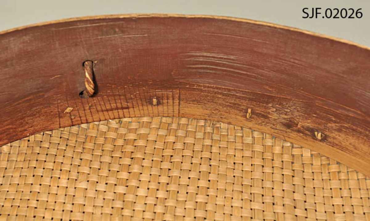 Mellsåld, såld brukt til å selle (rense) kornet i etter tresking. 
Benevnelsene her er Sørskogbygd-dialekt. 
Såldet består av to rødmalte treringer av furu som er sydd sammen med tæger. 
Ringene går utenpå hverandre. Bunnen består av flettverk av bjørkestrimler. 
Under bunnen er det festet en bjørkestokk med naturlig vokst kløft. Endene på kløfta ble brukt som håndtak, mens stokken ble stukket inn i et hull i låveveggen. 
Slik kunne såldet holdes opp i ene enden, mens man holdt det oppe i andre enden ved å holde i de to "håndtakene". Slik kunne en bevege såldet i alle retninger. 
Navnet "mellsåld" betyr mellomste rensing av kornet. 
Såldet kommer fra gården Åsen og brukt av giverens far. 
