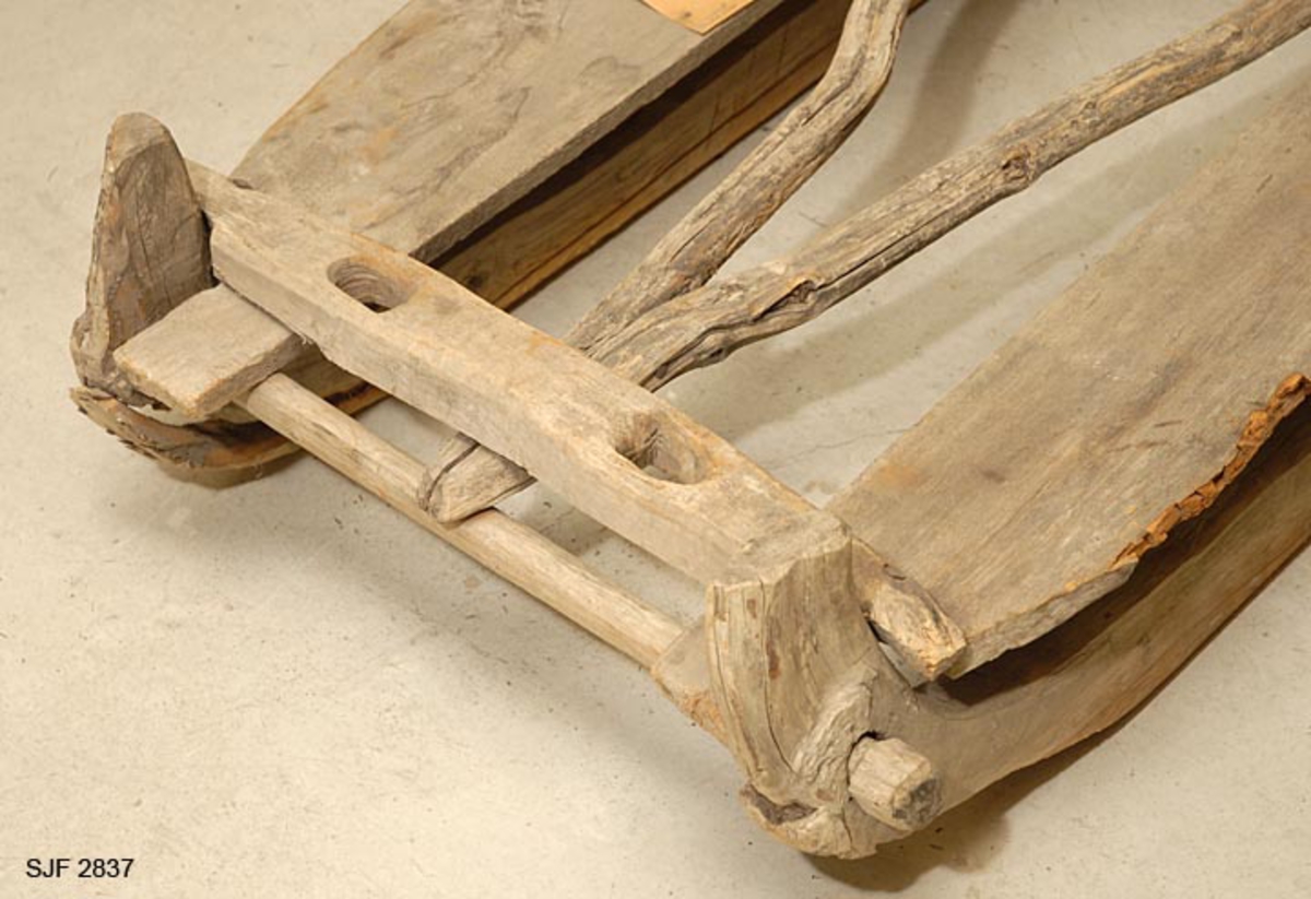 Gjenstanden består av to deler: slede og skjæker (drag). Materialet i sleden er i hovedsak ubehandlet gran.  Skjekene er også lagd av ubehandlet gran. Bakerst på undersiden er de utstyrt med jernbeslag. Humulen er felt inn i skjekene og er festet med treplugger.  Hutreet er laget av bjørk. Sleden har to fjetrer som hviler på 8 centimeter høye fjetrestamper. Den forreste fjetrestampen på venstre side mangler. Fjetrene er festet til meiene ved hjelp av store stallbandpinner. På hver langside er det festet en ca 20 cm bred fjøl oppå fjetrene i hele sledens lengde. Meiene er tykke og solide og de er tstyrt med treskoninger. Mellom forreste fjetrren og hutreet er det to bjørkestenger som er festet i kileform. Hutreet har to hull (5,5 x 4 cm) til å feste skjekene (skjækene) i.  Sleden er på enkelte steder ganske oppråtnet. Skjekene (skjækene) er også laget av ubehandlet gran. Bakerst på undersiden er de utstyrt med jernbeslag. Humulen er festet inn i skjekene (skjækene) med treplugger.. Den har to jernbeslag med lenker til å feste i hutreet på sleden.