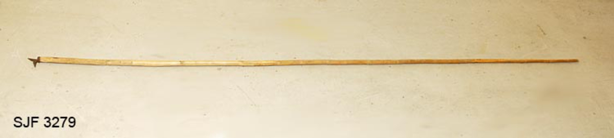 Den hører til utstyret i koia fra kvanstranddammen. 
Fløterhaken har ubehandlet granskaft. Selve haken er forholdsvis liten. 
Den er festet til skaftet med en jernring og en hjemmesmidd spiker. 
Haken er av Østerdalstypen. "Langhake"
