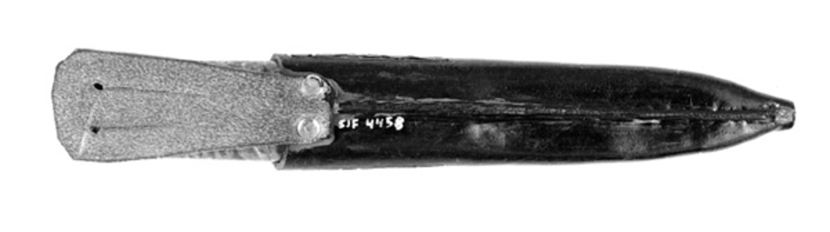 Tolleknv i slire. Knivbladet er smidd av Olaf O. Mostad (1912-1981) fra Gjerstad mens det er Emil Flåstøyl (1896-1984) fra Åmli som har vært mester for skaft og slire. I aksesjonsteksten heter det også at «Emil Flåstøyl kjøpte knivstellet av Aslak Varekleiv».

Kniven er 19,5 centimeter lang, målt fra bladspissen til den bakre enden av skaftet. Bladdelen er 8,5 centimeter lang. Bredden, målt ved brystningen, er 1,9 centimeter. Tjukkelsen på bladet, målt innerst på bladet, er 5,0 millimeter. Den bakre delen av bladryggen er rettlinjet, mens den fremre delen buer en aning nedover mot bladspissen. Smeden har stemplet inn navnet sitt - «O.O.MOSTAD» - bakerst på det som når kniven holdes i arbeidsstilling er den høyre sidseflata. Stempelet er plassert opp-ned. Skaftet lagd av flammet valbjørk. Det er rett, konvekst i lengderetningen og ovalt i tverrsnitt. Største tverrsnitt er 2,2 X 3,1 centimeter. Skaftet er brunbeiset og innsatt med blank klarlakk. 

Slira er sydd av om lag 2,6 millimeter tjukt svartfarget lær. Den er rett og symmetrisk om midtaksen i lengderetningen. Sliresømmen er plassert på den sida som vil vende inn mot kroppen når knivstellet bæres i beltet. Lengden er 16,6 centimeter. Opphenget er ikke inkludert i dette lengdemålet. Yttermålet ved sliremunningen er 3,5 centimeter. Slira har ingen metallbeslag. Forsida av slira er prydet med utskåren akantusdekor. Opprinnelig presset Flåstøyl inn motiv i det våte læret med syl eller liknende. På baksida av sliremunningen er det påklinket et oppheng - en mørkebrun lærestrimmel med to innskårne spalter for feste i et smalt belte i bukselinninga til knivbrukeren.


Skaft av gulbrunbeiset og lakkert valbjørk. Slire av svart- lakkert lær. Hempe av burgunderfarget skinn. Bladet er smidd av O. O. Mostad, Gjerstad. 
Slire og skjefting er utført av Nikolai Nilsen, Heidalsmo. 
Emil Flåstøyl kjøpte knivstellet av Aslak Varekleiv.