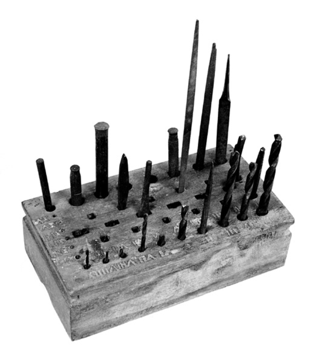 Treklampen har div. bor, filer, dorer, gjengesnitt, hullstempel osv. Treklampen er brunlakkert. 
Den har hull for bor og div. småredskaper i ulike dimmensjoner. 
Størrelsen på borene er angitt ved romertall. 
Den har tilhørt børsemaker Eberhard Kokkin, Åsta. 
