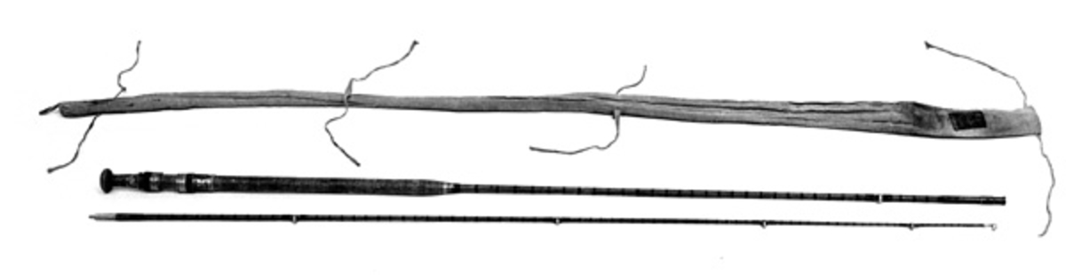 Stanga er lakkert lys brun med røde tettsittende surringer. I Hardy´s Anglers´ Guide 1934, side 320 står det: No 2-9 ft. 3 ins. in two Joints, built of "Palakona" Split-Bamboo with Steel Centre, one Top, parallel Cork Handle, With adjustable double "Screw Grip" Reel Fittings, "stud" Lockjoint, Agate Rings throughout, with "Corbett" Agate End Ring, India - rubber Botton. Price, £ 7 18 s 6 d. Stanga er beregnet på kastefiske med sluk, reke o. l. Ble brukt sammen med snella "Silex" SJF5576
