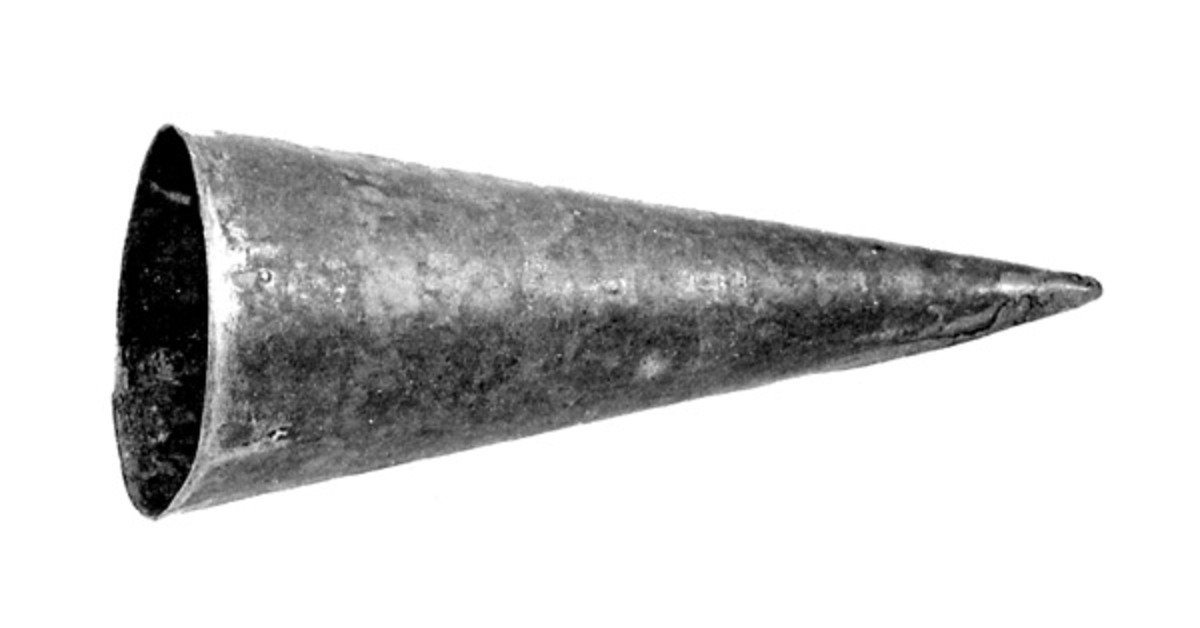 Såkalt "snespigg" - en spiss, kjegleformet gjenstand av jernblikk - som ble plassert på overnden av kornstaur før man tredde kornband som skulle tørkes ned på denne stauren, en prosess som ble kalt "oppdrått". Fordelen med snespiggen var at den var spiss og glatt, mens trevirket i enden av stauren kunne været oppfliset og dermed yte mer motstand, i verste fall skade kornneket.  Denne snespiggen er brukt av giveren.