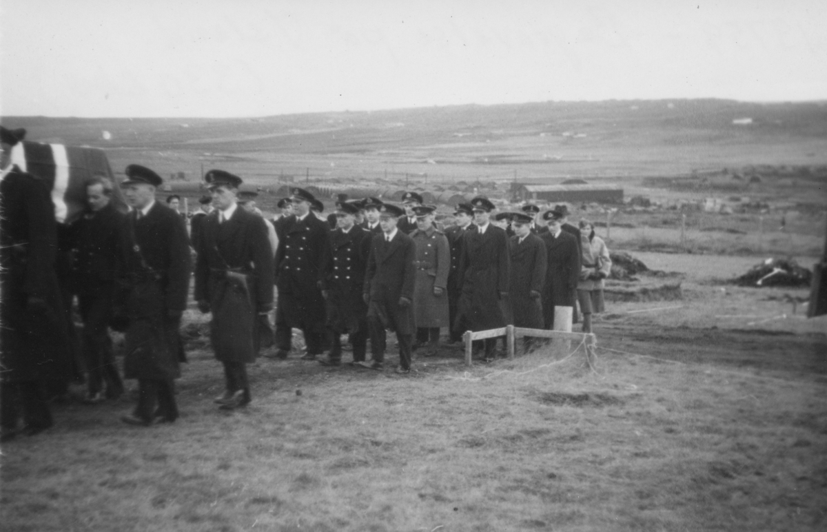 Fra en begravelse ved 330 Skvadron på Island. -Forsvarets museer ...