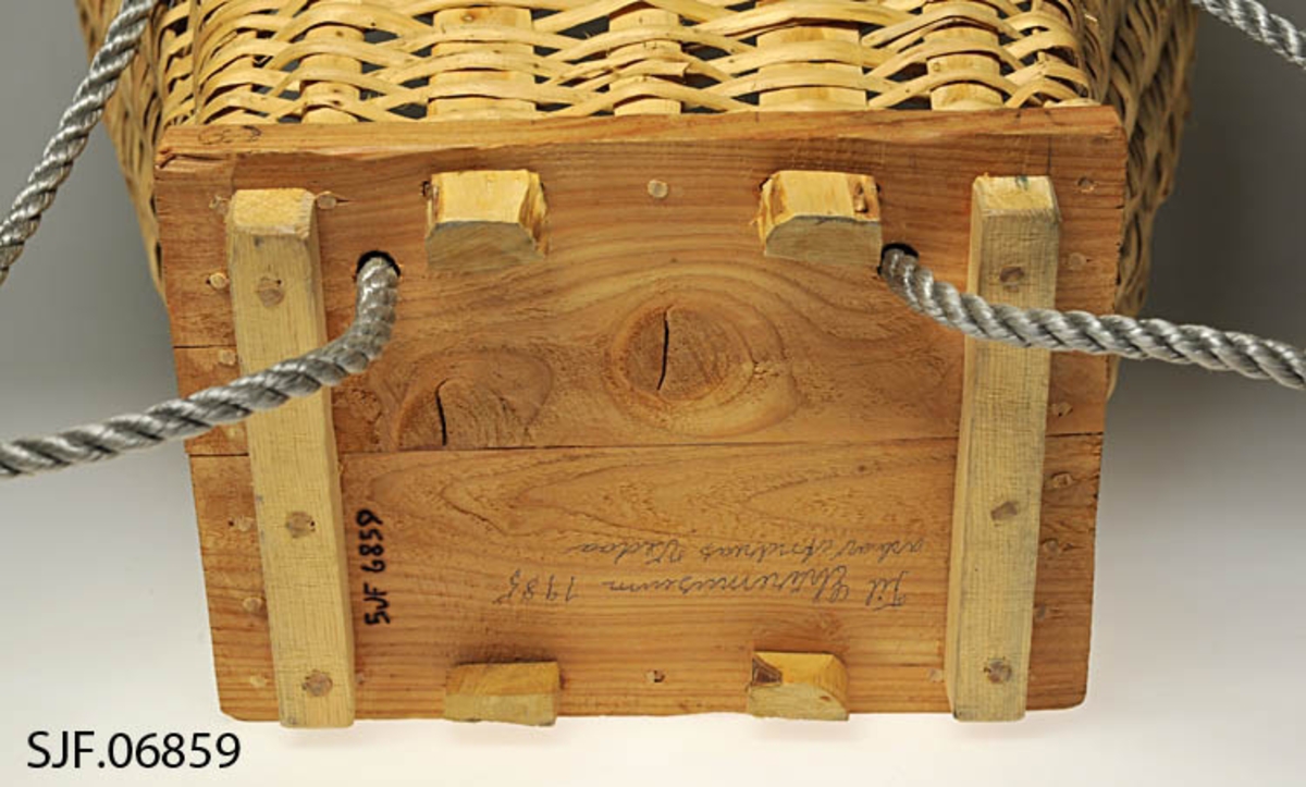 Kipa er traktformet og er laget av einer/brakje. Spilene/stakene er i flatspikket eine. Flettematerialet i sidene er todelt eine. Kipens bunn har en rektangulær form, og er laget av to sammenlimte trebiter/furuplater. Fire av spilene er tredd gjennomplaten fra undersiden, og har et hode som er med på å danne foten på kipa. Disse fire hodene sammen med to påtappede avlange trebiter danner kipas fot. De øvrige spilene er tappet ned i platen i sirkelformede hull, med gjennomgående tapper med kil. 

På innsiden øverst er det lagt inn en halvkløyvd einekvist. Denne er bundet fast til staker og flettverk med en skjene av splittet/delt spanskrør (cane). Skjenen går gjennom borede hull i spilene. 

Kipa har bæreseler i nylonstau. Tauet er tredd gjennom to spiler i kipens ryggside, ca. ti cm. fra toppen. Her er festet forsterket med en flatspikket einekjepp. Tauene er tredd inn i bunnen og festet med knuter. 