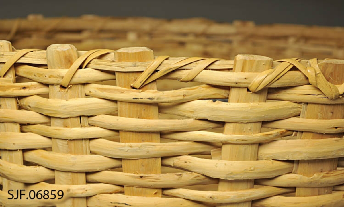 Kipa er traktformet og er laget av einer/brakje. Spilene/stakene er i flatspikket eine. Flettematerialet i sidene er todelt eine. Kipens bunn har en rektangulær form, og er laget av to sammenlimte trebiter/furuplater. Fire av spilene er tredd gjennomplaten fra undersiden, og har et hode som er med på å danne foten på kipa. Disse fire hodene sammen med to påtappede avlange trebiter danner kipas fot. De øvrige spilene er tappet ned i platen i sirkelformede hull, med gjennomgående tapper med kil. 

På innsiden øverst er det lagt inn en halvkløyvd einekvist. Denne er bundet fast til staker og flettverk med en skjene av splittet/delt spanskrør (cane). Skjenen går gjennom borede hull i spilene. 

Kipa har bæreseler i nylonstau. Tauet er tredd gjennom to spiler i kipens ryggside, ca. ti cm. fra toppen. Her er festet forsterket med en flatspikket einekjepp. Tauene er tredd inn i bunnen og festet med knuter. 