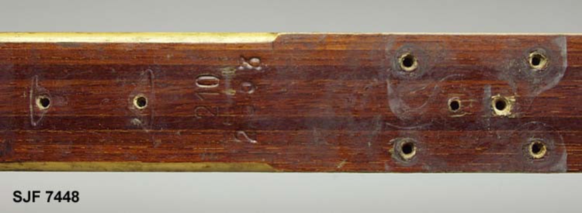 Enkelt turlangrennski uten binding. Skia er 208 centimeter lang. Bredden fremst, der kurven mot tuppen starter, er 5,9 centimeter. Ved bindingsstedet er bredden 4,9 centimeter. Bakerst er bredden 5,5 centimeter. Skia er med andre ord noe innsvingt (konkav) i lengderetningen. Tjukkelsen der hvor kurven mot tuppen starter er 0,6 centimeter. På midten, der hvor bindinga skulle monteres, er tjukkelsen 2,5 centimeter. I den bakre enden, som er noe oppsvingt, er tjukkelsen om lag 0,7 centimeter, cirka 5 centimeter framfor endebeslaget. Langs midtaksen på undersida (sålen) er det høvlet ei styrerand, en cirka 1,0 centimeter bred hulkil. Langsmed sålens ytterkanter har skia 6-7 millimeter brede hardvedkanter, lagd av lignostone, bøkeved som er presset under høyt trykk, og som her framstår som mørkere enn det øvrige treverket i skiene. Oversida av skia er brunlakkert, med unntak av smale faser langs sidekantene, Giveren mener at dette er ei «Toppen-ski» fra Gjøvik skifabrikk, men et klistremerke med en innringet «K» kan peke i andre retninger. Bakskiene er merket med et klistremerke der det står «MADE IN NORWAY». Framfor bindingsfestet er sifrene «210» (skilengden) og «2563» (muligens et priduksjonsnummer) innstemplet.