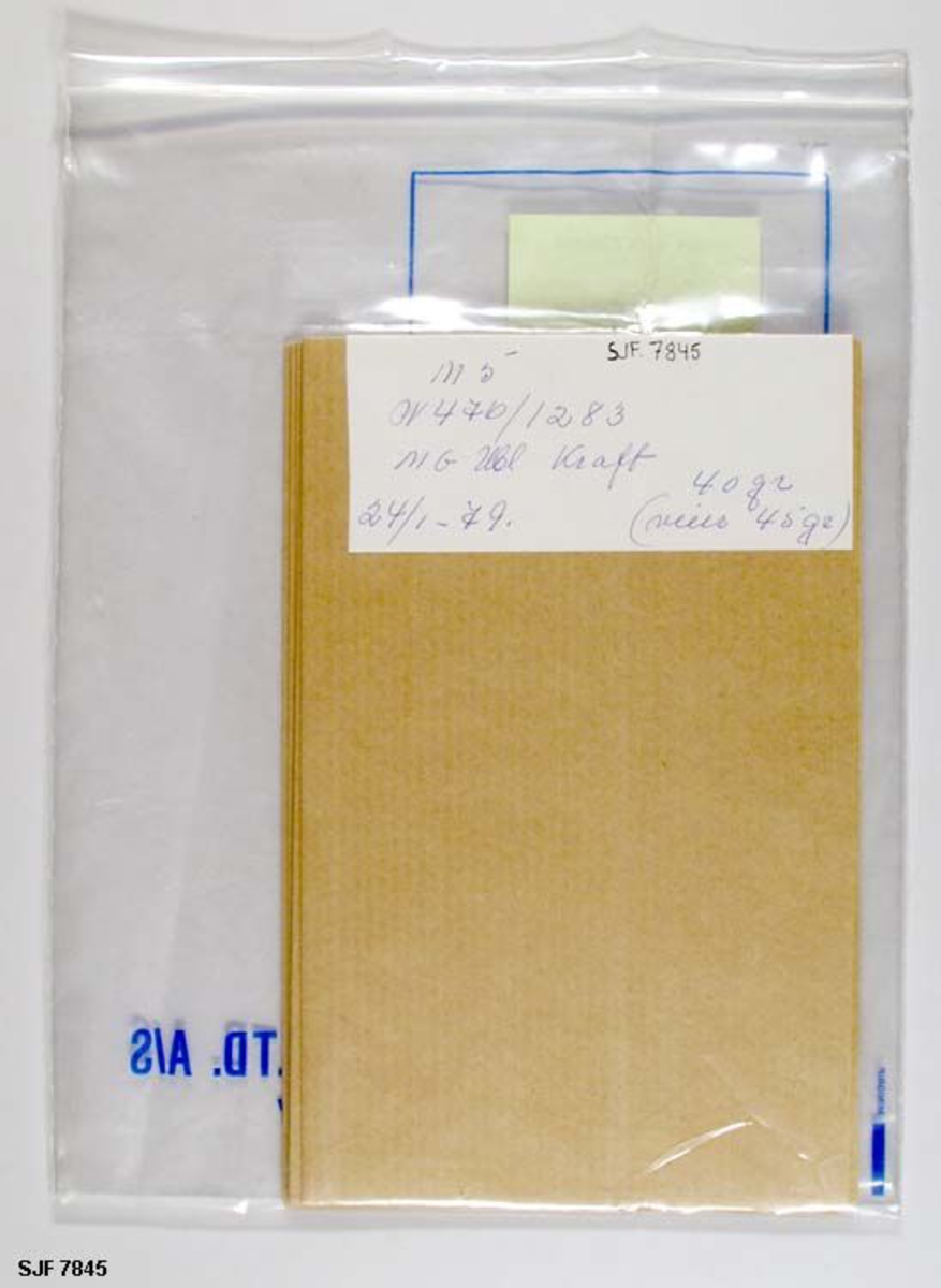 Dette er papirtype: M. G. ubleket kraft, 40gr. Papirprøven ligger i plastpose. 