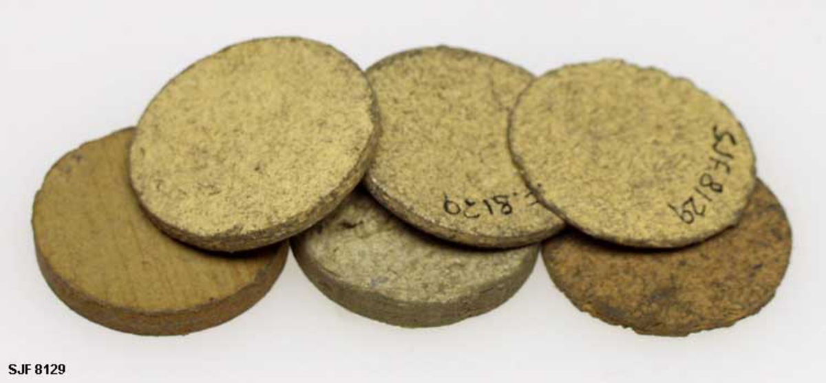 Pappforladningen ble brukt i halgpatroner, øverst i lukke systemet. 
