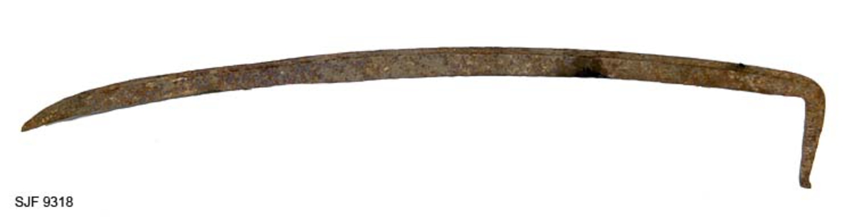 Ljåblad fra smia til smeden Svein Svimbil (1888-1987) i Tinn i Telemark, som ble overlatt til Norsk Skogbruksmuseum i 1991. Bladet er 51,3 centimeter langt og opptil 2,0 centimeter bredt. Det har en slakt buet form, og buen blir noe krappere mot den en spisse ytterenden. Godset i bladet er drøyt 1 millimeter tjukt, men langs den konvekse bladryggen er det smidd en opptil 6 millimeter bred forsterkende kant som skulle forebygge at bladet knakk om slåttekaren var uheldig og slo borti ei tue, en stein eller et annet hardt objekt. Denn kanten tynnes mot bladspissen. Innerst på bladet er det smidd en cirka 6 centimeter lang arm, noenlunde vinkelrett på egglinja. Denne delen av ljåbladet smalner noe mot ytterenden. Den nevnte armen skulle ligge an mot en skrå fas nederst på orvet (ljåskaftet), der det ble bundet fast, eller i nyere tid skrudd fast ved hjelp av ei stålhylse. 

Ljåbladet er rustent.