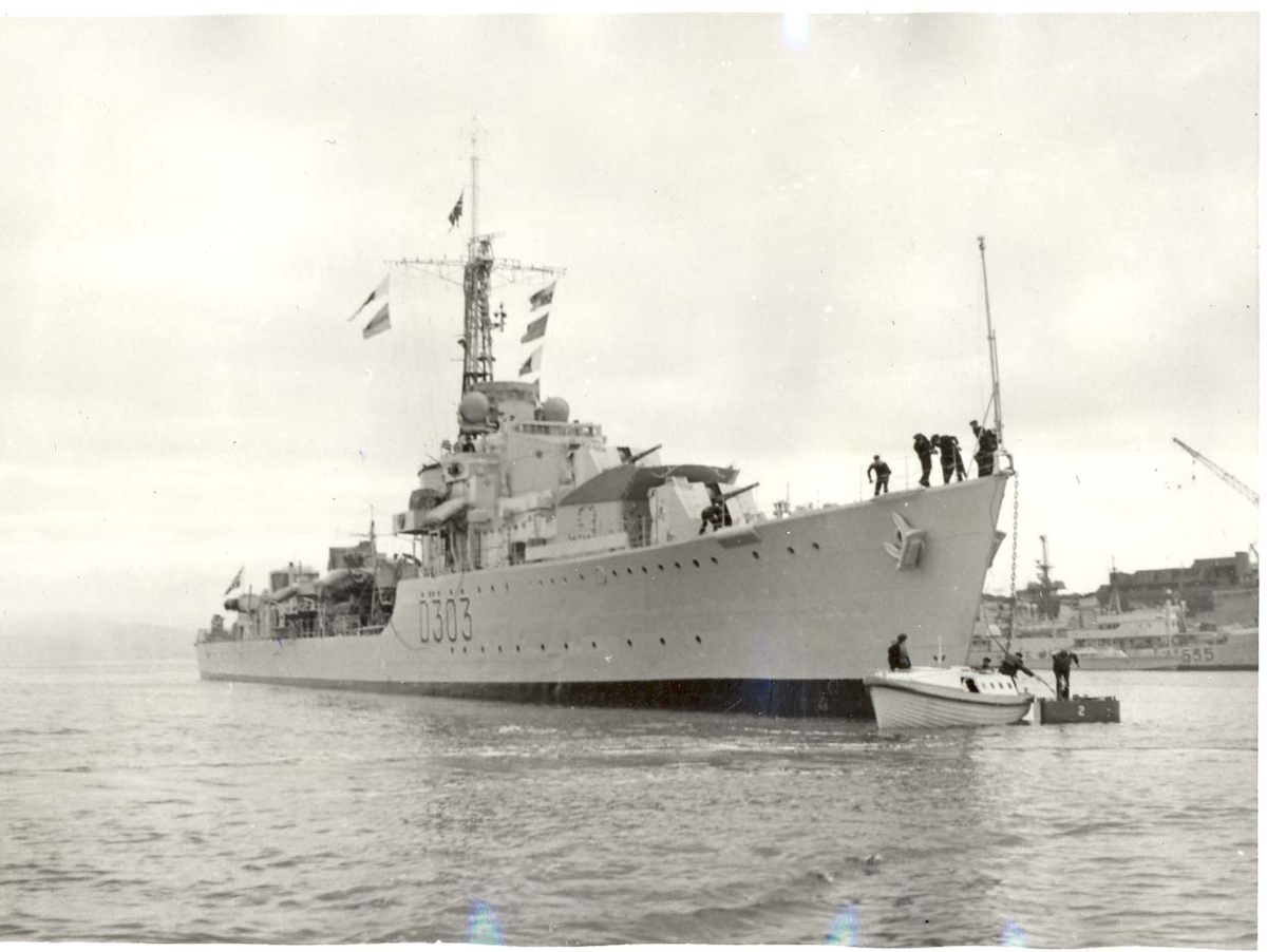 Enkeltbilde. C-kl jager, KNM Oslo går i bøye