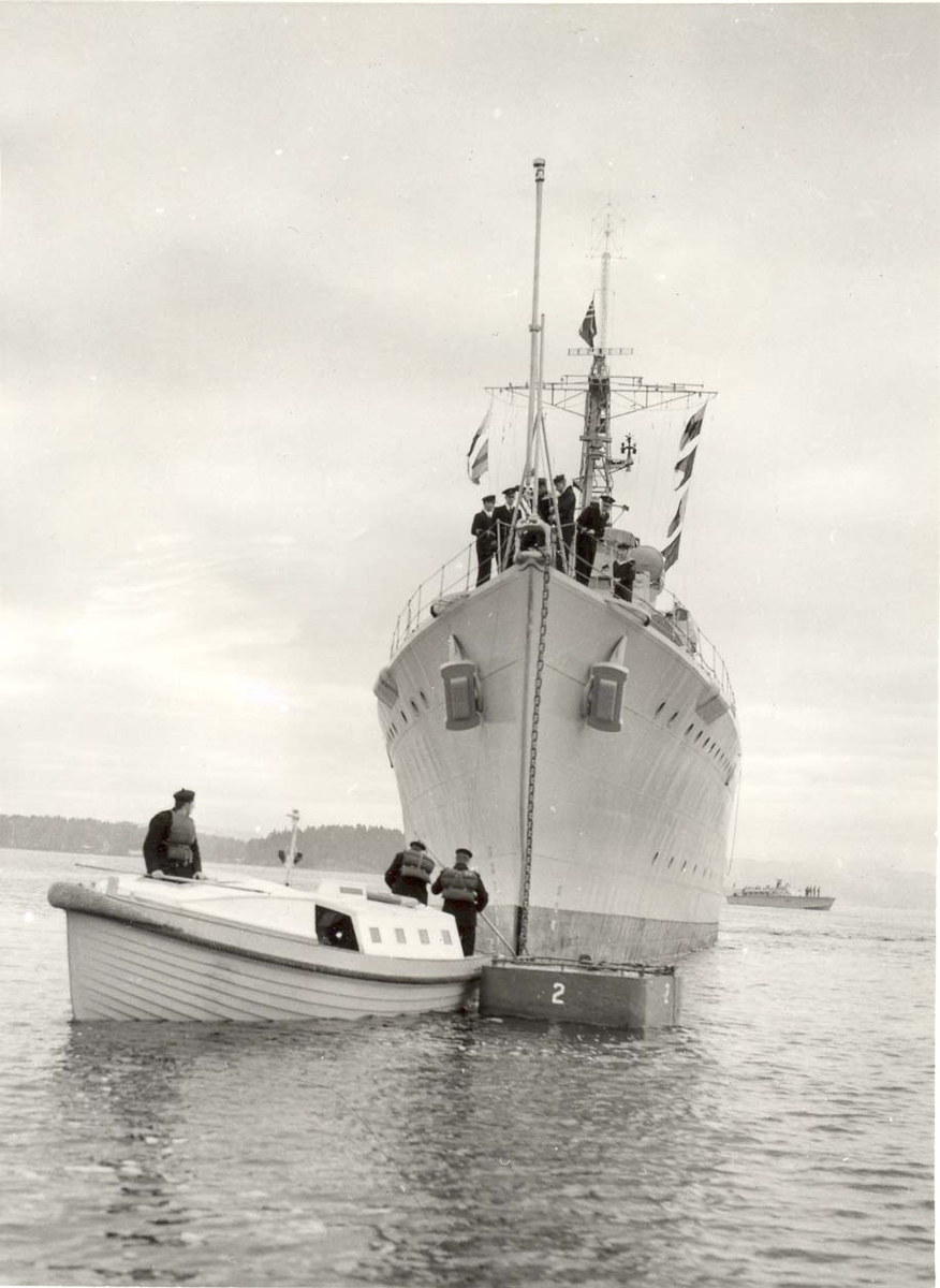 Enkeltbilde. C-kl jager, KNM Oslo går i bøye