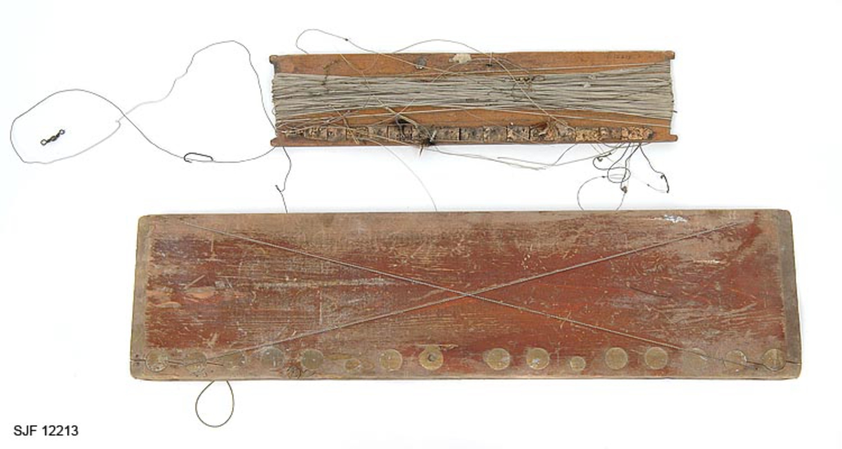 Dette fiskeredskapet består av ei oterfjøl, et otersnøre (oterline) og ei snørevinde de de tre delene henger sammen i en enhet.  (Oterfjøl med snørevinsel (snørevinde).)
Oterfjøla, som antakelig er laget av gran, har en rektangulær form som spisser i begge ender slik at fjøla skjærer seg lett gjennom vannet. I oterfjølas nedkant er det utborret hull hvor det et ilagt metall, trolig bly, slik at fjøla gikk støtt i vannet. Det er 16 slike ilegg av metall i fjølas nedkant (kjøl).  

Oterfjøla manøvreres med snørevinda og otersnøret som er festet til fjøla i fire punkter. Oterfjøla strekker snøret som fluene/slukene ut fra båt eller land. Fiskeren når deremd over et stort område. Snøret, som er kveilet opp på snørevinda og koblet til oterfjøla, har påmontert 4 fluer med dobbeltkroker og 1 meitkrok. Snøret er antaglig laget av bomull. Det er påmontert to svivler på snørevinselen. I den ene svivelen er det festet en 1 millimerer tykk messingtråd. På snørevinselen er det antydning til rester av avispapir.