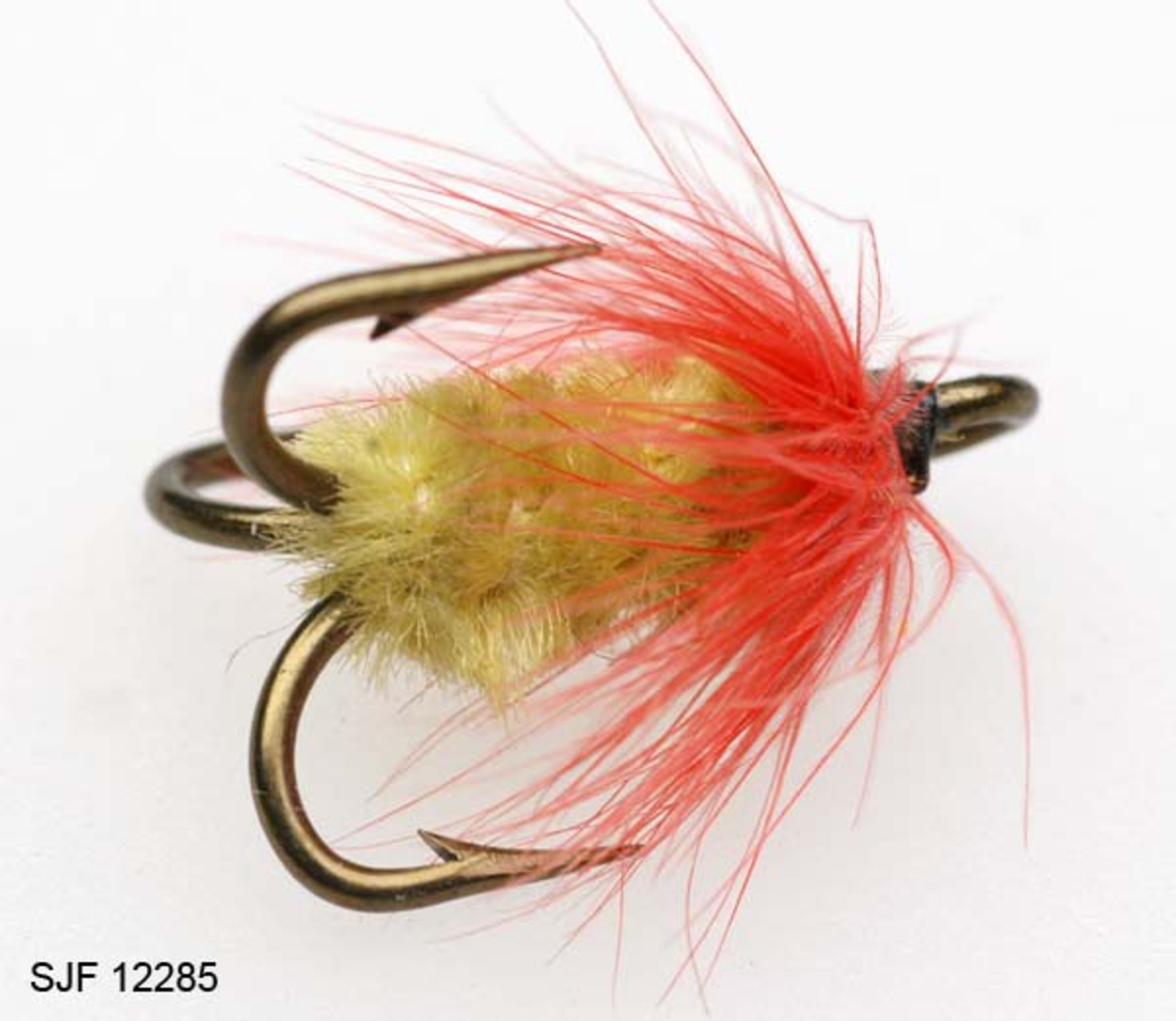 Hode: Sort bindetråd
Hackle: Rød hane
Kropp: Gul Chenille