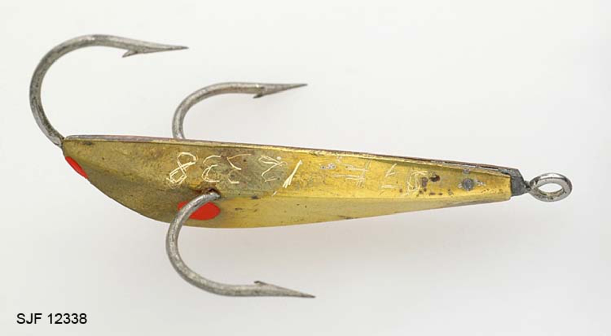 Hoggkroken er fiskeformet og har 3 store kroker, en foran og en på hver side. 
Kroken ligger ien pappeske. 

