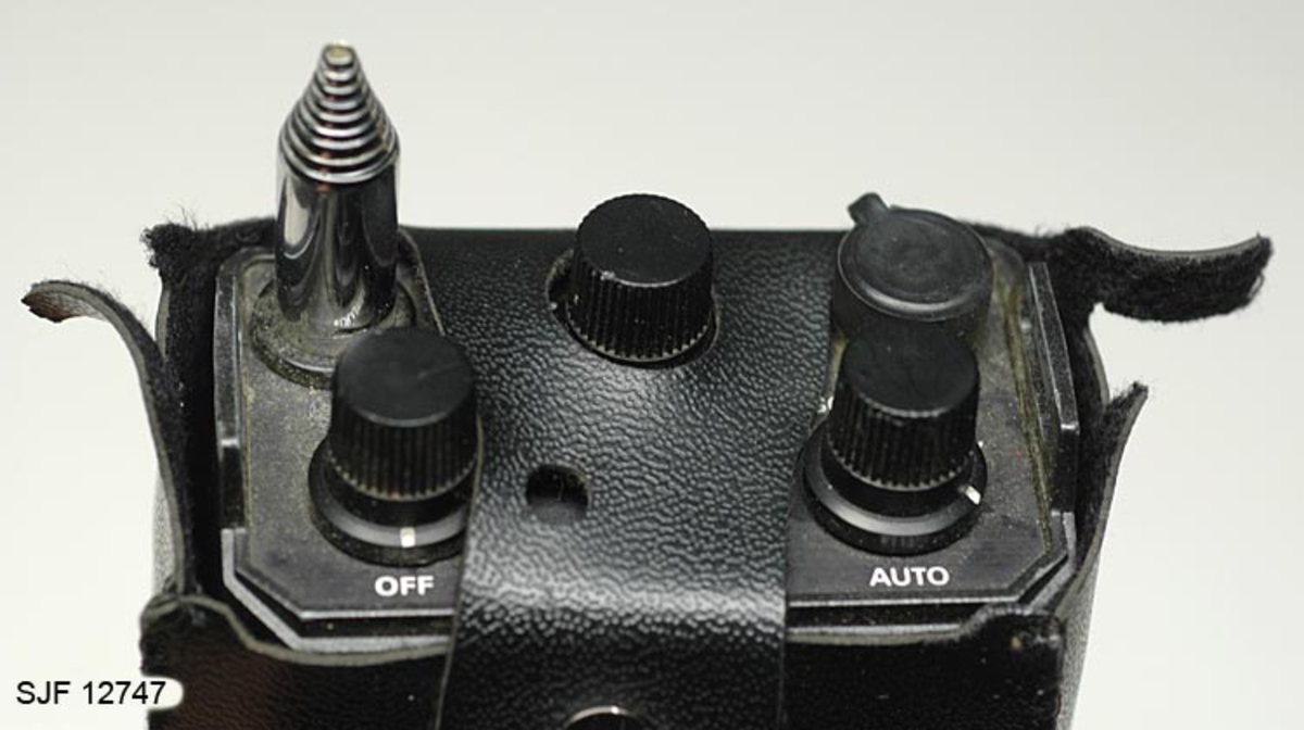 Kommunikasjonsradio, Walkie Talkie, med futteral som beskytter radioen og som gjør det mulig å henge den i beltet.  