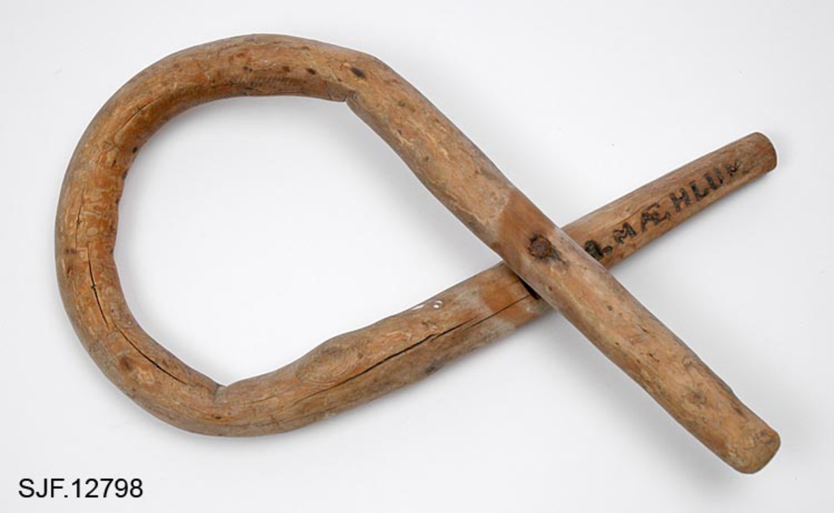 Rephelle, brukt til å feste reip eller tau i når for eksempel ved- eller høylass skulle spennes fast på kjelker eller sleder.  Redskapet er lagd ved å bøye en grankvist med diameter på cirka 3, 5 centimeter slik at enden krysset hverandre.  Gjennom kryssingspunktet ble det slått en spiker, som låste konstruksjonen i den bøyde formen.  Rephella framstår som ei løkke med to "horn".  Reipet kunne knyttes i løkka og surres opp på horna.  Det ene hornet er for øvrig bearbeidet med kniv, slik at det har fått et tilnærmet kvadratisk tverrsnitt.  Bøyleringen har slitasjespor etter reipet innvendig.  Ett av horna er merket med svijernstempel: "M. MÆHLUM". 