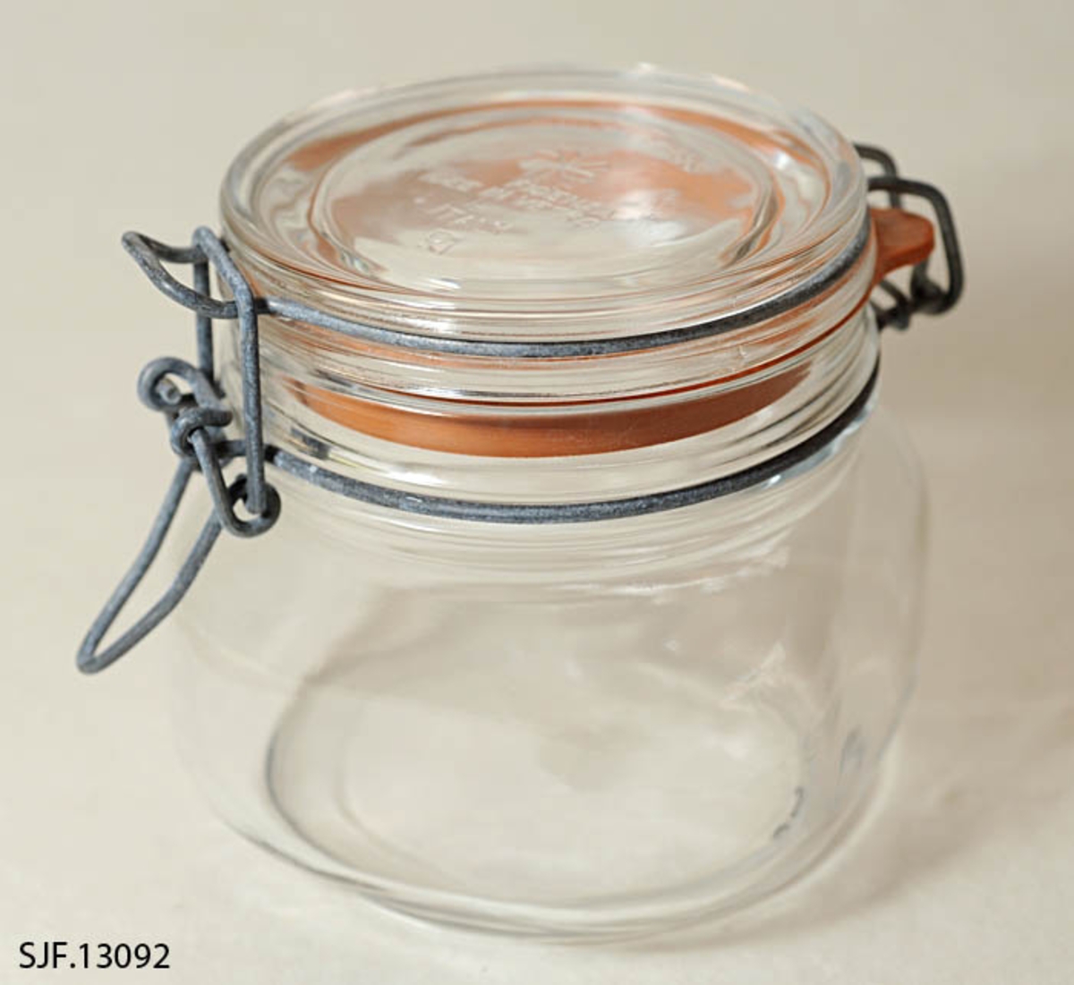 Gjenstanden består av tre deler: Lokk, gummiring og syltetøyglass. Glasset har lukkemekanisme som er festet i selve glasset og lokket. Dette sikrer at det blir lufttett i glasset. Selve grasset har en firkantet form, mens lokket har en rund form. 