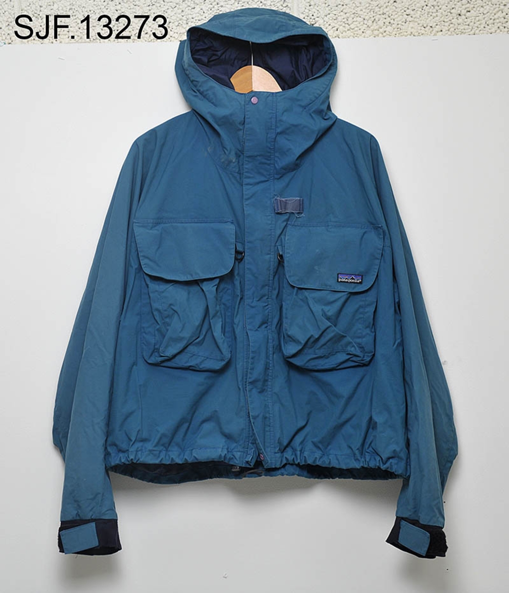Jakka er produsert av firmaet Patagonia, en meget anerkjent produsent av kvalitetsklær beregnet på fluefiskere. Den er blåfarget i størrelse XXL. 

Den er i Goretex, noe som gjør den behagelig å ha på seg på varme sommerdager og holder fiskeren tørr når det regner. Jakka er forsynt med fast hette som kan justeres med strikk på innersiden mot ansiktet og ei rem i nakken. 

Jakka har 2 ganske store brystlommer for oppbevaring av fluebokser eller lignende. I den venstre innerlomma er det ei lita lomme som kan stenges med en glidelås. På innsiden av den venstre delen av jakka er det også si lita lomme som kan lukkes med glidelås. På ryggen er det ei stor lomme beregnet på store ting som for eksempel ekstra klær. Øverst på ryggen er det en liten d-ring for å feste hoven på. På fronten av jakka er det to d-ringer beregnet på å feste krokløser, fortomsklipper, og lignende. Øverst på venstre frontdel er det en borrelås beregnet på å holde fluestanga på plass mens man for eksempel skifter flue. Bunndelen av stanga settes i ei lita hempe som befinner seg nederst på innsiden av høyre jakkedel. Jakka kan lukkes med glidelås og borrelås. Mot halsen er det ei 13 cm. lang vattert klaff slik at glidelåsen ikke skal komme i kontakt med huden på halsen. Jakka kan justeres med en strikk nederst. Mot håndleddene er det borrelåsjustering som kan strammes rundt håndleddet for å holde regnvann ute når man kaster med flue. Jakka er forsynt med et innerfor i et mykt netting-stoff. 

Jakka er en såkalt lang vadejakke beregnet på å brukes sammen med vaderbukser som går opp til brystet. 

Jakka ble kjøpt av OT. Ljøstad i den lille byen West Yellowstone i Montana, USA, for 15 – 20 år siden. 