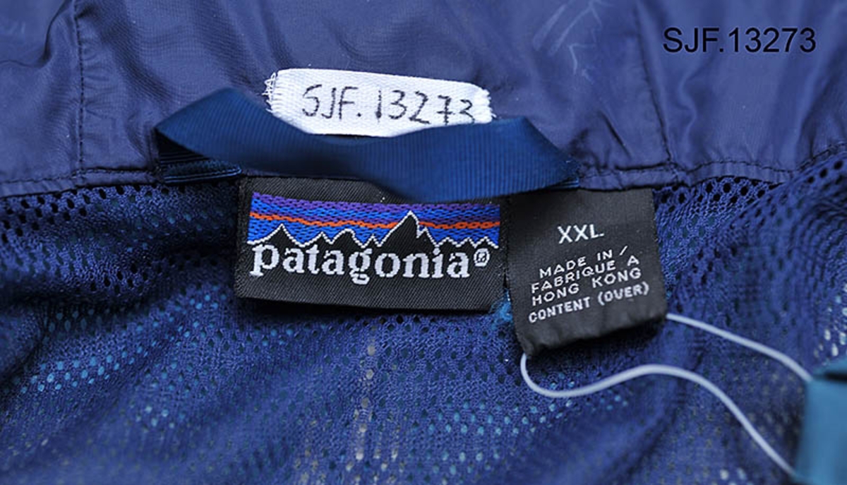 Jakka er produsert av firmaet Patagonia, en meget anerkjent produsent av kvalitetsklær beregnet på fluefiskere. Den er blåfarget i størrelse XXL. 

Den er i Goretex, noe som gjør den behagelig å ha på seg på varme sommerdager og holder fiskeren tørr når det regner. Jakka er forsynt med fast hette som kan justeres med strikk på innersiden mot ansiktet og ei rem i nakken. 

Jakka har 2 ganske store brystlommer for oppbevaring av fluebokser eller lignende. I den venstre innerlomma er det ei lita lomme som kan stenges med en glidelås. På innsiden av den venstre delen av jakka er det også si lita lomme som kan lukkes med glidelås. På ryggen er det ei stor lomme beregnet på store ting som for eksempel ekstra klær. Øverst på ryggen er det en liten d-ring for å feste hoven på. På fronten av jakka er det to d-ringer beregnet på å feste krokløser, fortomsklipper, og lignende. Øverst på venstre frontdel er det en borrelås beregnet på å holde fluestanga på plass mens man for eksempel skifter flue. Bunndelen av stanga settes i ei lita hempe som befinner seg nederst på innsiden av høyre jakkedel. Jakka kan lukkes med glidelås og borrelås. Mot halsen er det ei 13 cm. lang vattert klaff slik at glidelåsen ikke skal komme i kontakt med huden på halsen. Jakka kan justeres med en strikk nederst. Mot håndleddene er det borrelåsjustering som kan strammes rundt håndleddet for å holde regnvann ute når man kaster med flue. Jakka er forsynt med et innerfor i et mykt netting-stoff. 

Jakka er en såkalt lang vadejakke beregnet på å brukes sammen med vaderbukser som går opp til brystet. 

Jakka ble kjøpt av OT. Ljøstad i den lille byen West Yellowstone i Montana, USA, for 15 – 20 år siden. 