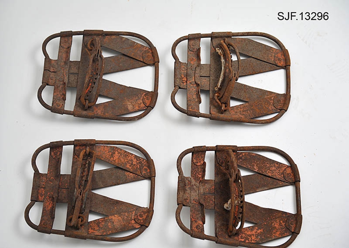 Trugesett for hest, altså fire stykker.  Trugene er lagd av jern.  Rammene er lagd av rør med cirka 1,1 centimeters diameter.  Disse rørene er bøyd i tilnærmet rektangulær form, men med noen avrundete hjørner.  Hver truge er om lag 30 centimeter lang og 24,5 centimeter bred, og har dermed ei bæreflate på drøyt 700 kvadratcentimeter.  Formen holdes stabil ved hjelp av jernband som er bøyd rundt rammerørene og klinket sammen.  To slike band går på tvers av trugene (i bredderetningen) mens det i lengderetningen er lagt band i M- eller W-mønster (avhengig av hvilken veg trugene holdes, M hvis de betraktes skrått bakfra).  De bakerste tverrbandene har kanter som er bøyd oppover, antakelig for å kunne tjene som anlegg for hakene på skogshestens vintersko.  Gjennom de brede tverrbandene noe lengre fram på trugene er det ført jernører med gjennombrutte hull for hengslingslekker for bøyler som ble lagt over hornveggene på hestens framføtter. Den ene bøylehalvdelen har T-formet tverrsnitt med hakk i overkant og lærfôringer på undersida (festet med ståltråd). Ei truge mangler slik fôring, de andre er stive og sprø etter mange års tørk uten tilførsel av nye fettstoffer. Den andre halvdelen av bøylemekanismen består av en lang, buet kjettinglekk med ei dreibar klype med ei gjennomgående nagle like bak hengslingspunktet. Denne nagla føres ned i ett av hakkene på ryggen av den andre bøylehalvdelen, hvoretter endeleddet presses ned. Dermed låses truga godt til foten på hesten. Under tverrbandene bøylene er festet i er det montert jernstag med T-formet tverrsnitt på tvers av trugenes lengderetning. Disse komponentene skulle antakelig redusere faren for at trugene skled på vinterføre. De nevnte tverrstagene er for øvrig festet med kvadratiske muttere på endetappene av «jernørene» som bøylene på oversida av trugene er hengslet til.  På jernet kan vi se spor av oransje lakk, men fargestoffet er i ferd med å bli fortrengt av gravrust. Trugetypen later til å være en serieprodusert artikkel. De brede tverrbandene på to av trugene er merket «ØR» i prikket utførelse. Trugesettet ble levert til museet sammenbuntet med en ståltråd, antakelig slik de har vært oppbevart siden sist de var i bruk.  Ifølge siste eier, Magne Ottershagen fra Styggberget i Elverum, skal dette ha vært vinteren 1953-54.

I Sverige kalles denne trugetypen «norsktrampa», hvilket vel indikerer at det må ha vært en norsk produsent som har eksportert slike truger til nabolandet.