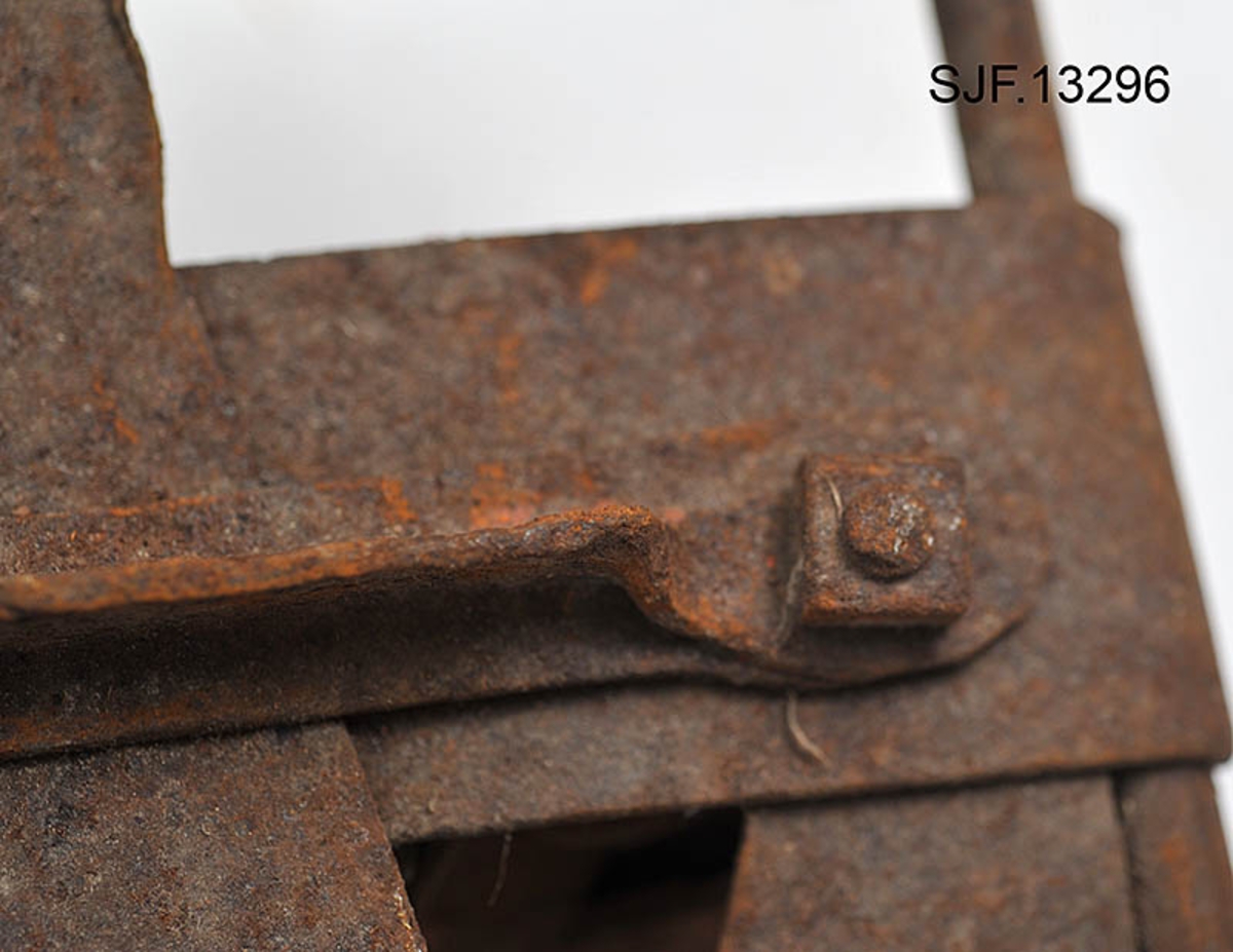 Trugesett for hest, altså fire stykker.  Trugene er lagd av jern.  Rammene er lagd av rør med cirka 1,1 centimeters diameter.  Disse rørene er bøyd i tilnærmet rektangulær form, men med noen avrundete hjørner.  Hver truge er om lag 30 centimeter lang og 24,5 centimeter bred, og har dermed ei bæreflate på drøyt 700 kvadratcentimeter.  Formen holdes stabil ved hjelp av jernband som er bøyd rundt rammerørene og klinket sammen.  To slike band går på tvers av trugene (i bredderetningen) mens det i lengderetningen er lagt band i M- eller W-mønster (avhengig av hvilken veg trugene holdes, M hvis de betraktes skrått bakfra).  De bakerste tverrbandene har kanter som er bøyd oppover, antakelig for å kunne tjene som anlegg for hakene på skogshestens vintersko.  Gjennom de brede tverrbandene noe lengre fram på trugene er det ført jernører med gjennombrutte hull for hengslingslekker for bøyler som ble lagt over hornveggene på hestens framføtter. Den ene bøylehalvdelen har T-formet tverrsnitt med hakk i overkant og lærfôringer på undersida (festet med ståltråd). Ei truge mangler slik fôring, de andre er stive og sprø etter mange års tørk uten tilførsel av nye fettstoffer. Den andre halvdelen av bøylemekanismen består av en lang, buet kjettinglekk med ei dreibar klype med ei gjennomgående nagle like bak hengslingspunktet. Denne nagla føres ned i ett av hakkene på ryggen av den andre bøylehalvdelen, hvoretter endeleddet presses ned. Dermed låses truga godt til foten på hesten. Under tverrbandene bøylene er festet i er det montert jernstag med T-formet tverrsnitt på tvers av trugenes lengderetning. Disse komponentene skulle antakelig redusere faren for at trugene skled på vinterføre. De nevnte tverrstagene er for øvrig festet med kvadratiske muttere på endetappene av «jernørene» som bøylene på oversida av trugene er hengslet til.  På jernet kan vi se spor av oransje lakk, men fargestoffet er i ferd med å bli fortrengt av gravrust. Trugetypen later til å være en serieprodusert artikkel. De brede tverrbandene på to av trugene er merket «ØR» i prikket utførelse. Trugesettet ble levert til museet sammenbuntet med en ståltråd, antakelig slik de har vært oppbevart siden sist de var i bruk.  Ifølge siste eier, Magne Ottershagen fra Styggberget i Elverum, skal dette ha vært vinteren 1953-54.

I Sverige kalles denne trugetypen «norsktrampa», hvilket vel indikerer at det må ha vært en norsk produsent som har eksportert slike truger til nabolandet.