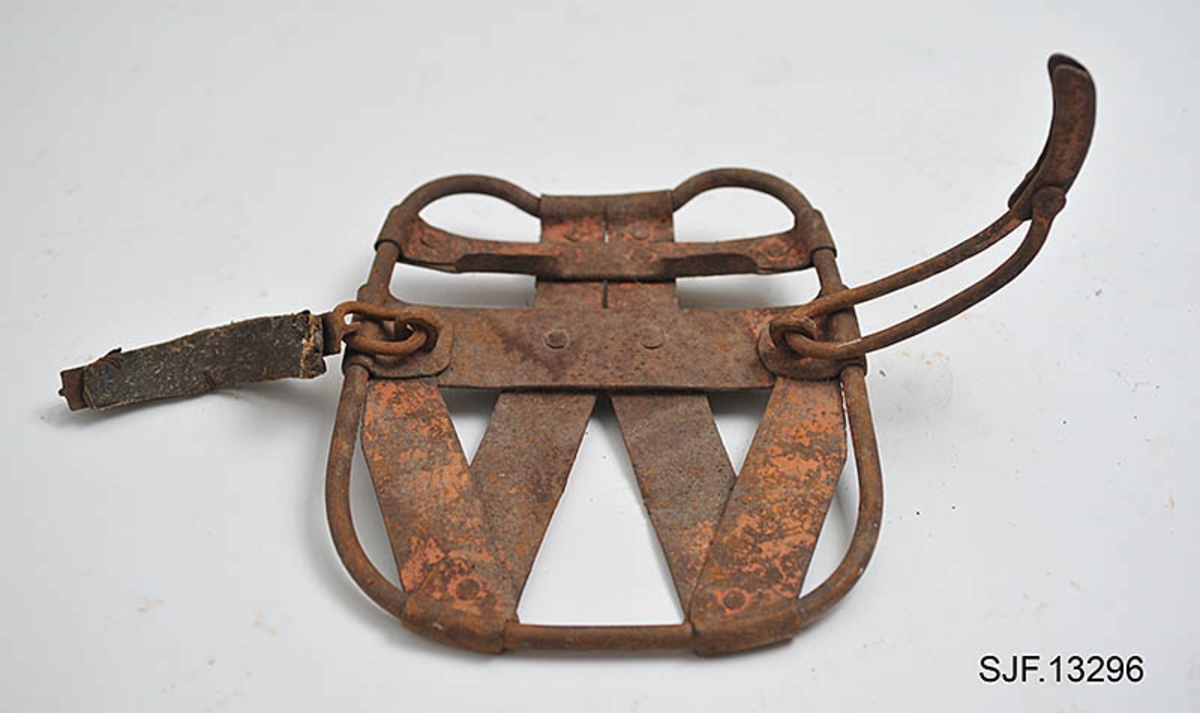 Trugesett for hest, altså fire stykker.  Trugene er lagd av jern.  Rammene er lagd av rør med cirka 1,1 centimeters diameter.  Disse rørene er bøyd i tilnærmet rektangulær form, men med noen avrundete hjørner.  Hver truge er om lag 30 centimeter lang og 24,5 centimeter bred, og har dermed ei bæreflate på drøyt 700 kvadratcentimeter.  Formen holdes stabil ved hjelp av jernband som er bøyd rundt rammerørene og klinket sammen.  To slike band går på tvers av trugene (i bredderetningen) mens det i lengderetningen er lagt band i M- eller W-mønster (avhengig av hvilken veg trugene holdes, M hvis de betraktes skrått bakfra).  De bakerste tverrbandene har kanter som er bøyd oppover, antakelig for å kunne tjene som anlegg for hakene på skogshestens vintersko.  Gjennom de brede tverrbandene noe lengre fram på trugene er det ført jernører med gjennombrutte hull for hengslingslekker for bøyler som ble lagt over hornveggene på hestens framføtter. Den ene bøylehalvdelen har T-formet tverrsnitt med hakk i overkant og lærfôringer på undersida (festet med ståltråd). Ei truge mangler slik fôring, de andre er stive og sprø etter mange års tørk uten tilførsel av nye fettstoffer. Den andre halvdelen av bøylemekanismen består av en lang, buet kjettinglekk med ei dreibar klype med ei gjennomgående nagle like bak hengslingspunktet. Denne nagla føres ned i ett av hakkene på ryggen av den andre bøylehalvdelen, hvoretter endeleddet presses ned. Dermed låses truga godt til foten på hesten. Under tverrbandene bøylene er festet i er det montert jernstag med T-formet tverrsnitt på tvers av trugenes lengderetning. Disse komponentene skulle antakelig redusere faren for at trugene skled på vinterføre. De nevnte tverrstagene er for øvrig festet med kvadratiske muttere på endetappene av «jernørene» som bøylene på oversida av trugene er hengslet til.  På jernet kan vi se spor av oransje lakk, men fargestoffet er i ferd med å bli fortrengt av gravrust. Trugetypen later til å være en serieprodusert artikkel. De brede tverrbandene på to av trugene er merket «ØR» i prikket utførelse. Trugesettet ble levert til museet sammenbuntet med en ståltråd, antakelig slik de har vært oppbevart siden sist de var i bruk.  Ifølge siste eier, Magne Ottershagen fra Styggberget i Elverum, skal dette ha vært vinteren 1953-54.

I Sverige kalles denne trugetypen «norsktrampa», hvilket vel indikerer at det må ha vært en norsk produsent som har eksportert slike truger til nabolandet.