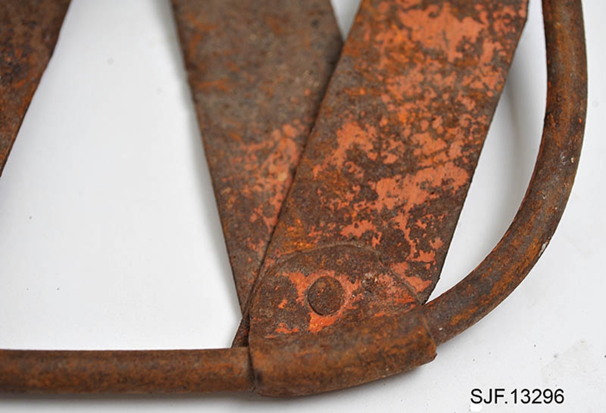 Trugesett for hest, altså fire stykker.  Trugene er lagd av jern.  Rammene er lagd av rør med cirka 1,1 centimeters diameter.  Disse rørene er bøyd i tilnærmet rektangulær form, men med noen avrundete hjørner.  Hver truge er om lag 30 centimeter lang og 24,5 centimeter bred, og har dermed ei bæreflate på drøyt 700 kvadratcentimeter.  Formen holdes stabil ved hjelp av jernband som er bøyd rundt rammerørene og klinket sammen.  To slike band går på tvers av trugene (i bredderetningen) mens det i lengderetningen er lagt band i M- eller W-mønster (avhengig av hvilken veg trugene holdes, M hvis de betraktes skrått bakfra).  De bakerste tverrbandene har kanter som er bøyd oppover, antakelig for å kunne tjene som anlegg for hakene på skogshestens vintersko.  Gjennom de brede tverrbandene noe lengre fram på trugene er det ført jernører med gjennombrutte hull for hengslingslekker for bøyler som ble lagt over hornveggene på hestens framføtter. Den ene bøylehalvdelen har T-formet tverrsnitt med hakk i overkant og lærfôringer på undersida (festet med ståltråd). Ei truge mangler slik fôring, de andre er stive og sprø etter mange års tørk uten tilførsel av nye fettstoffer. Den andre halvdelen av bøylemekanismen består av en lang, buet kjettinglekk med ei dreibar klype med ei gjennomgående nagle like bak hengslingspunktet. Denne nagla føres ned i ett av hakkene på ryggen av den andre bøylehalvdelen, hvoretter endeleddet presses ned. Dermed låses truga godt til foten på hesten. Under tverrbandene bøylene er festet i er det montert jernstag med T-formet tverrsnitt på tvers av trugenes lengderetning. Disse komponentene skulle antakelig redusere faren for at trugene skled på vinterføre. De nevnte tverrstagene er for øvrig festet med kvadratiske muttere på endetappene av «jernørene» som bøylene på oversida av trugene er hengslet til.  På jernet kan vi se spor av oransje lakk, men fargestoffet er i ferd med å bli fortrengt av gravrust. Trugetypen later til å være en serieprodusert artikkel. De brede tverrbandene på to av trugene er merket «ØR» i prikket utførelse. Trugesettet ble levert til museet sammenbuntet med en ståltråd, antakelig slik de har vært oppbevart siden sist de var i bruk.  Ifølge siste eier, Magne Ottershagen fra Styggberget i Elverum, skal dette ha vært vinteren 1953-54.

I Sverige kalles denne trugetypen «norsktrampa», hvilket vel indikerer at det må ha vært en norsk produsent som har eksportert slike truger til nabolandet.