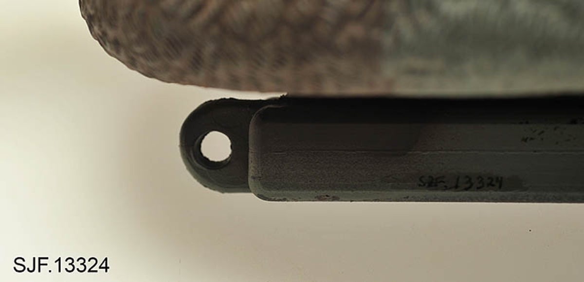 Bulvan, kunstig fugl satt opp for å lokke fugl til stedet der jegeren venter i bakhold. Oftest brukt om kunstige rovfugler som utløser aggressivitet hos den arten man jakter på, av og til også om kunstige fugler som er ment å lokke til seg fugler av samme art. Her er det sistnevnte funksjon som er aktuell. 


Denne bulvanen av stokkand (hann) er støpt i plast, og den er påmalt stokkandhannens farger. På undersiden er bulvanen utstyrt med en kjøl med hull i. Ved å feste ei snor til denne kjølen kan bulvanen fortøyes i land.  Bulvanen er kjøpt inn til museet for å brukes i utstillingen Tråkk. 