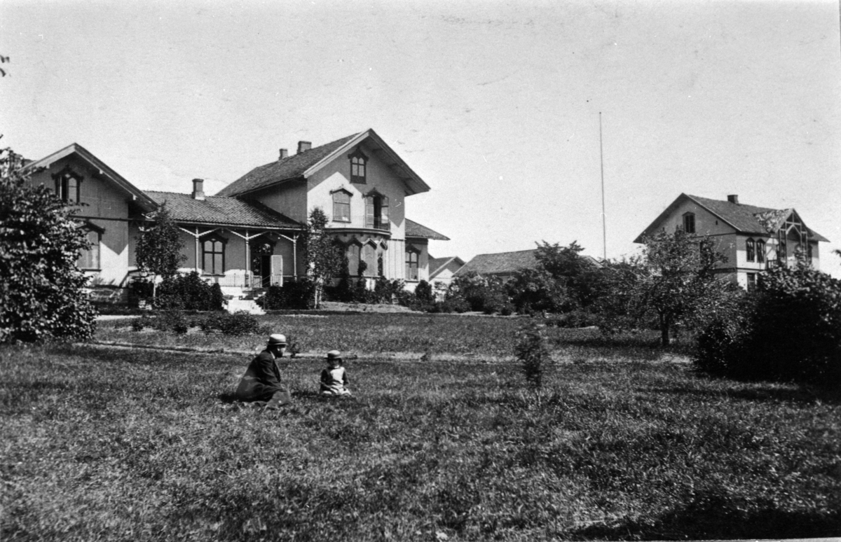 Hamar, Sagatun folkehøgskole, i forgrunnen Herman Anker (1839-1896), som grunnla landets første folkehøgskole her i 1864 og til høyre datter Ida Anker (1876-1945) gift Castberg, rektorbolig til venstre, Olaus Arvesens bolig til høyre,