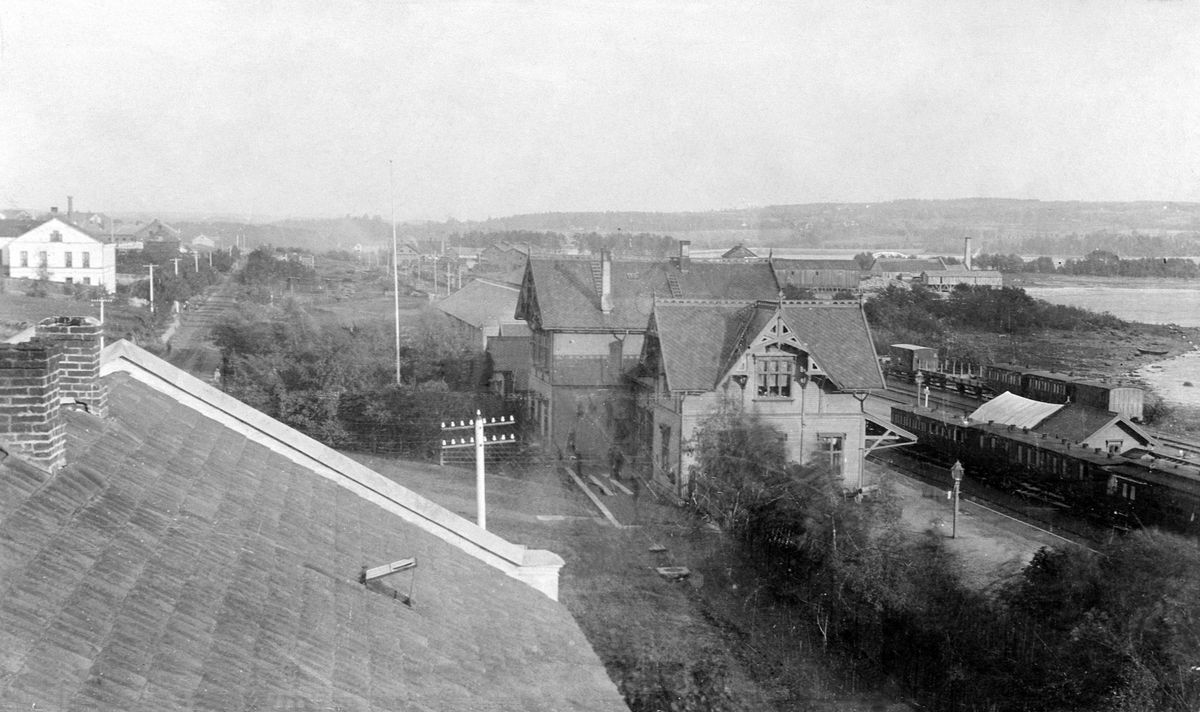 Hamar jernbanestasjon, stasjonsbygning nr 2, Stangevegen, Espern i bakgrunnen, 