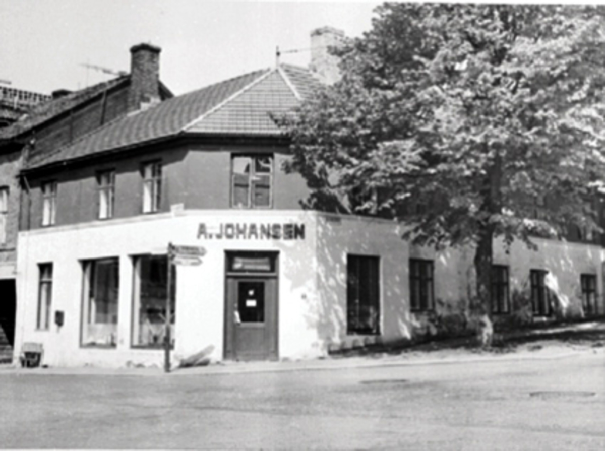 Hamar, Torggata 91, Jønsrudgården, A. Johansen jernvareforretning, huset revet i 1962