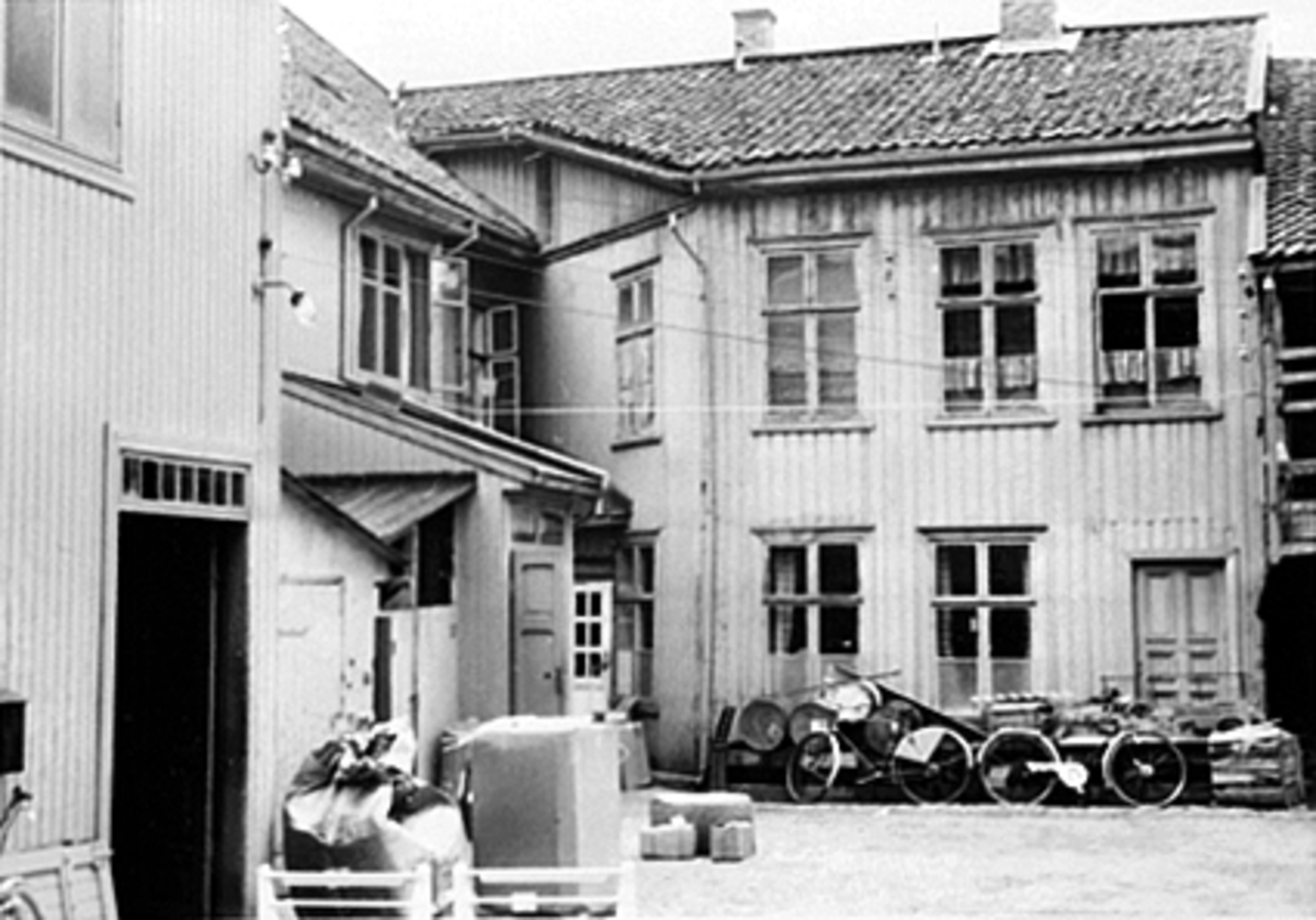 EKSTERIØR BAKGÅRD, STRANDGATA 61