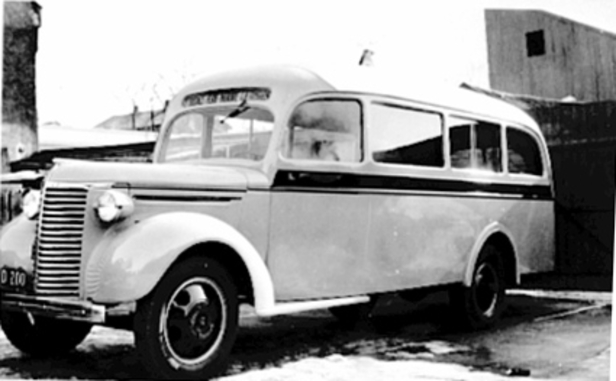 Hamar, Østregate 32, Oustads Mekaniske Verksted A/S, med bensinstasjon, Buss, rutebil, Chevrolet D-200, modell 1939. Rute Folldals Verk- Nordre Gjetryggen. Levert av Oustad Mek. Verksted,