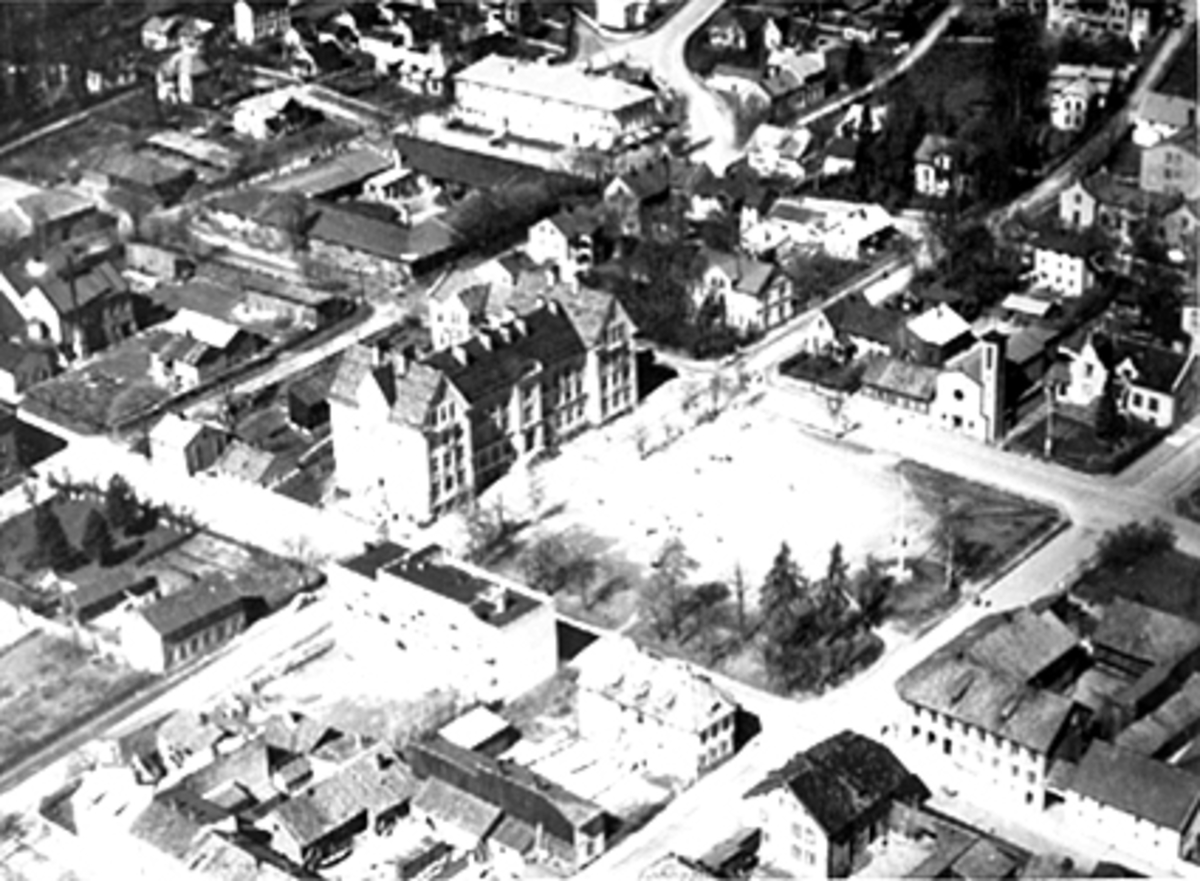 Hamar, flyfoto, Vestbyen, Hamar Katedralskole på Vestre Torg, boligbebyggelse i Storhamargata, Heidmanns gate, Høiensalgata,