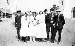 Hamar domkirke, gruppe ungdommer på kirkebakken 17. mai 1920