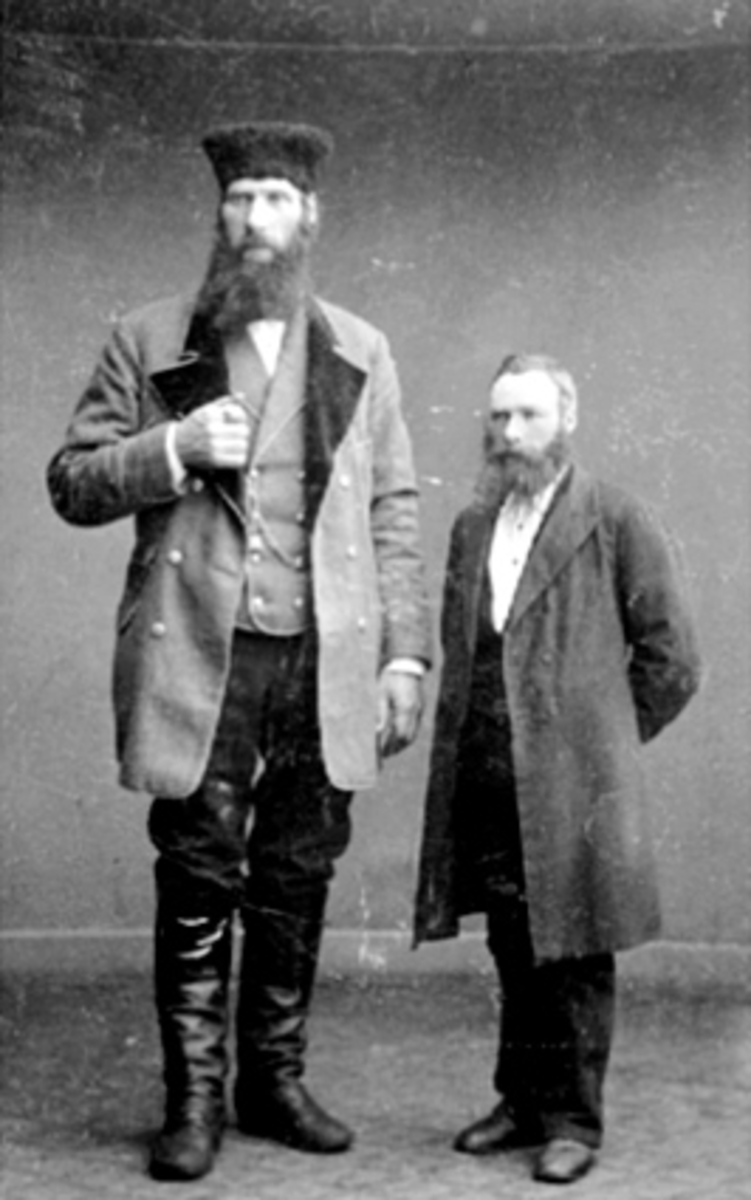 Gruppe 2 menn, Henrik Brustad (1844-1899), fra Ytterøya, "verdens lengste mann", "verdens største mann". Han opptrådte blant annet på sirkus i forskjellige deler av verden. Mannen ved siden av ham på bildet var av normal høyde og var hans bror Andreas Brustad
