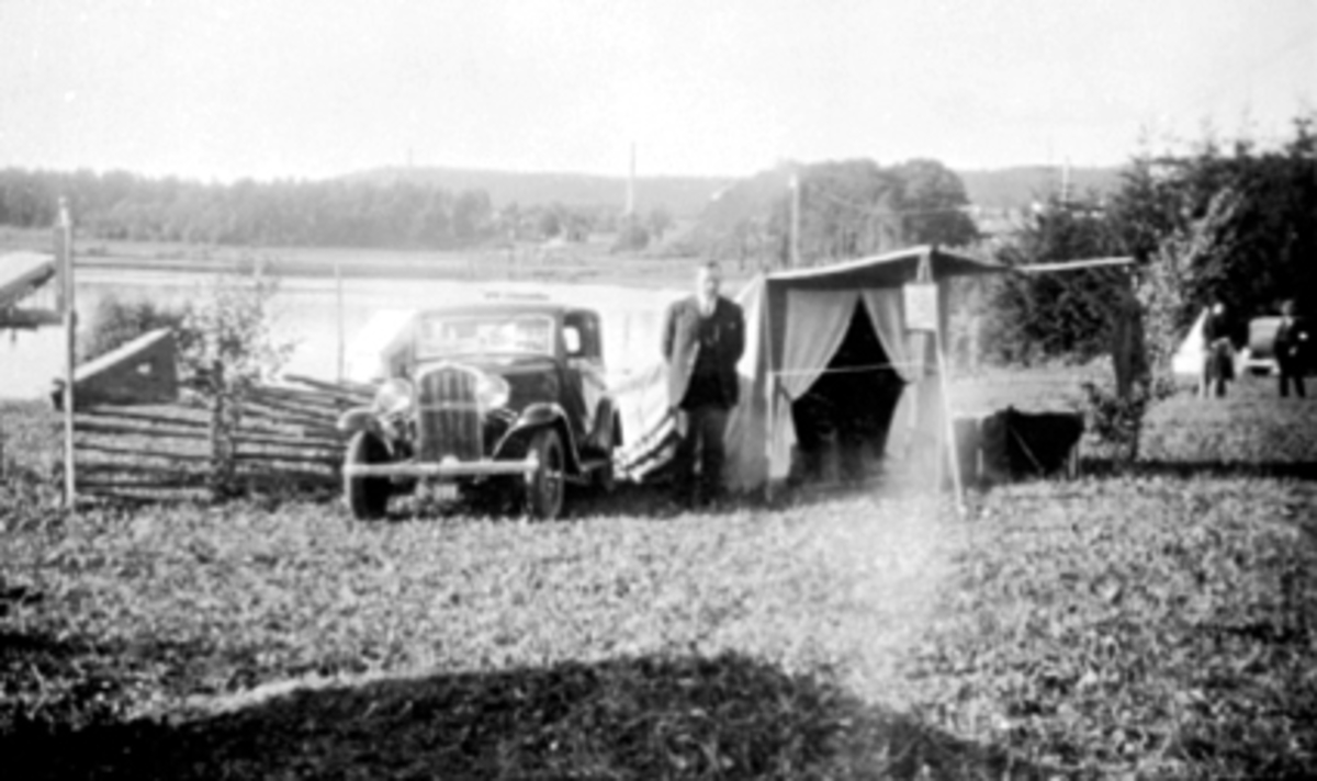K. N. A. CAMPING-UTSTILLING PÅ DOMKIRKEODDEN, MANN MELLEM TELT OG BIL, HEDMARKSMUSEET OG DOMKIRKEODDEN
