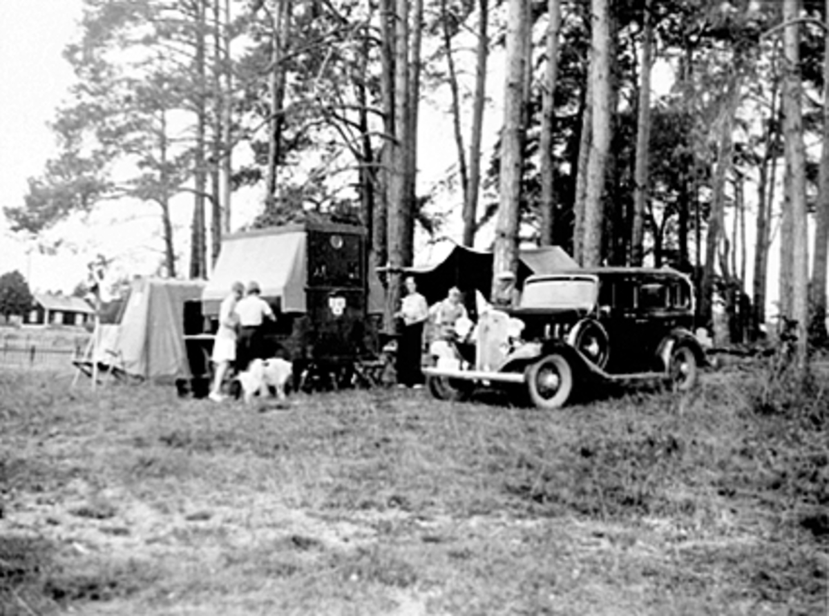 CAMPINGUTSTILLING, FAMILIEN LØKEN HAR SLÅTT LEIR I ROSENLUNDSVIKA VED ROSENLUNDSSTUA, MED BIL OG TELT, HEDMARKSMUSEET OG DOMKIRKEODDEN. 