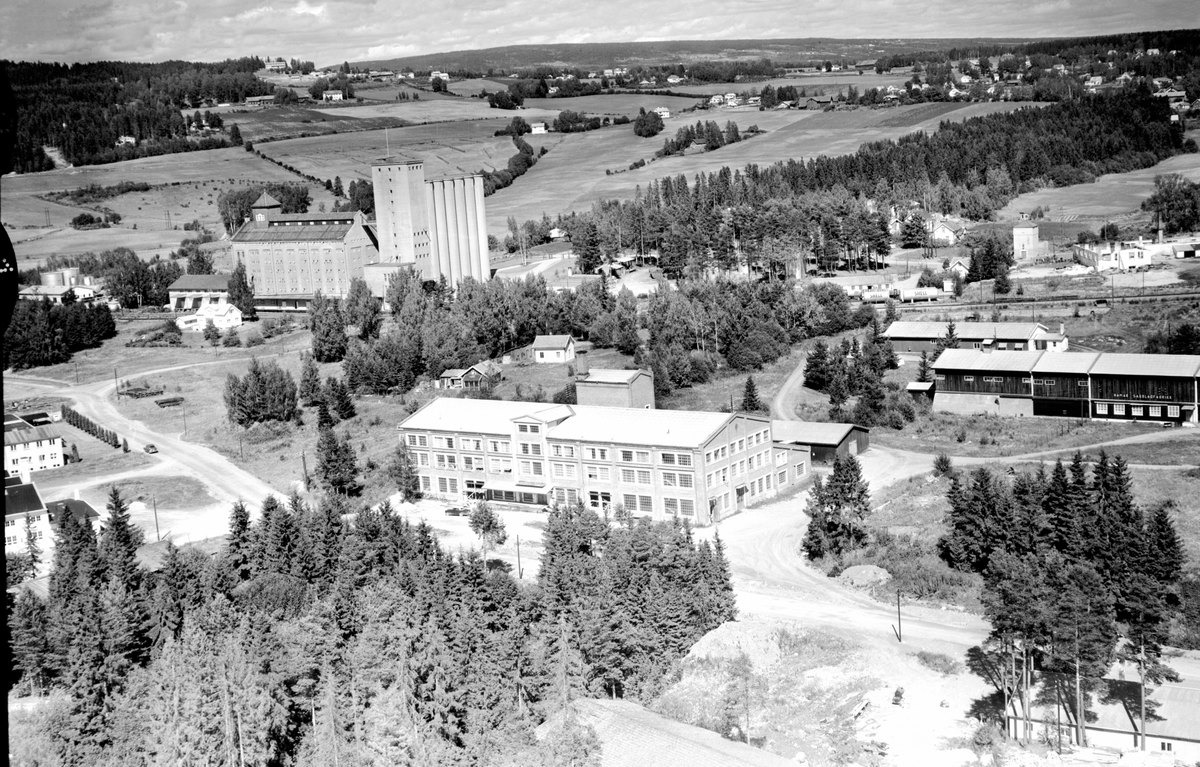 Hamar, Flyfoto, Martodden, Birkebeinervegen 21 Stålverket bygd i 1918-19 Thynes Møbelfabrikk fra 1949 senere bruk Herman Mehrens: Merit konfeksjon i 1956, bak: Statens Kornsilo, til høyre bak Stålverket: Hamar Sagbladfabrikk,