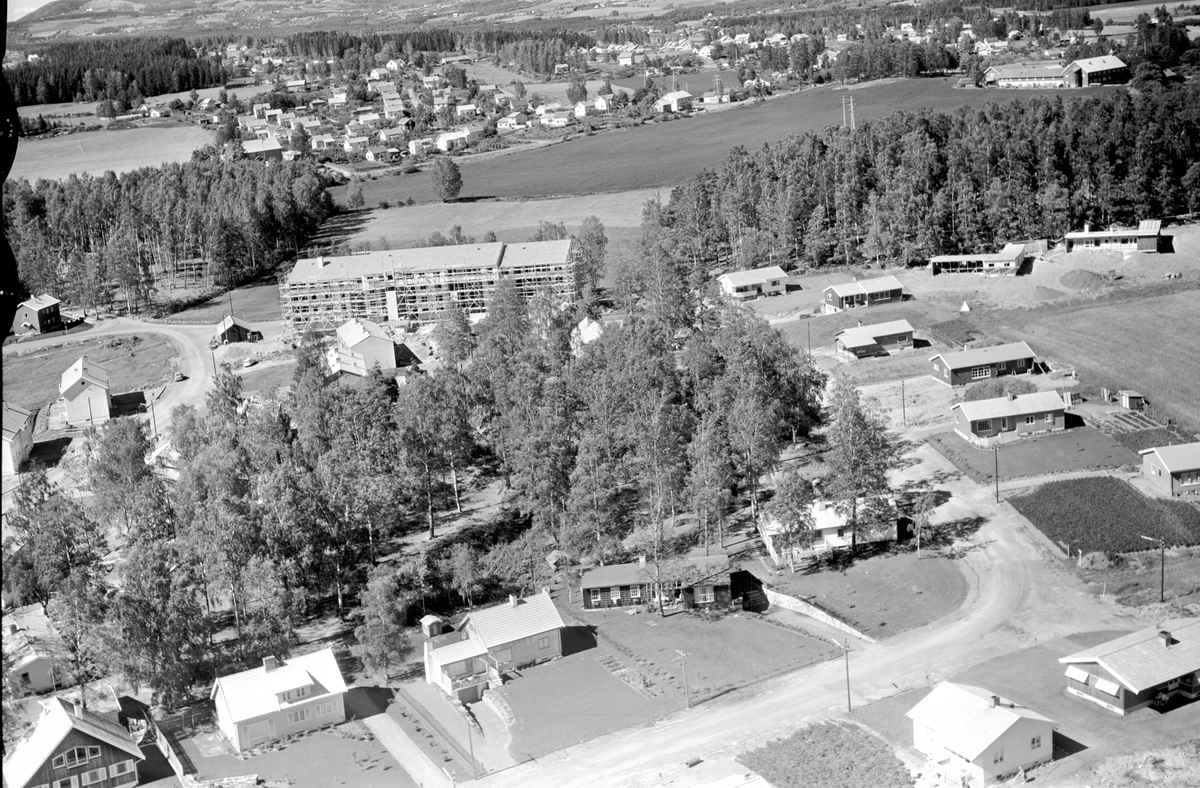 Hamar, flyfoto,  Børstad, villabebyggelse, bygging av boligblokk i Børstadalleen 21, villaer i Erik Werenskiolds veg og Edvard Munchs veg,