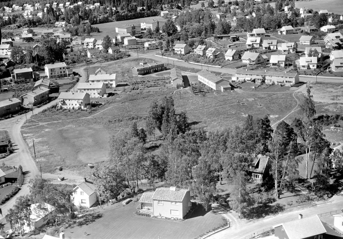 Hamar, flyfoto, Rollsløkka, Hertzbergs gate, Syver Andersens gate, vegkryss Ringgata - Furnesvegen oppe til høyre, Rollsløkkvegen, Tigern friareal,