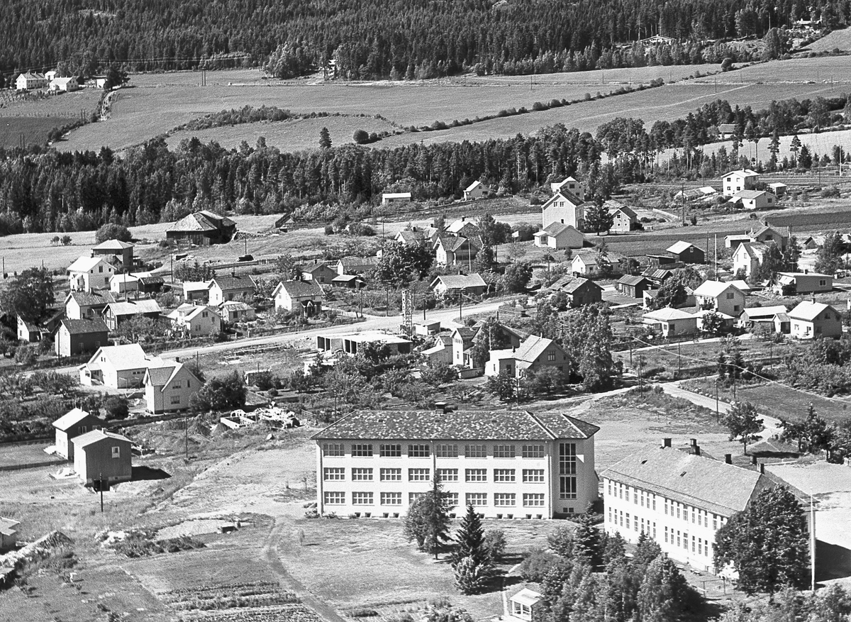 Hamar, flyfoto, Storhamar skole, Villabebyggelse i Vognvegen i krysset med Fredrik Monsens gate,  bak: Jønsrudløkka, Dalsløkka, Hamar Konfeksjon i Fredrik Monsens gate 80 under bygging,