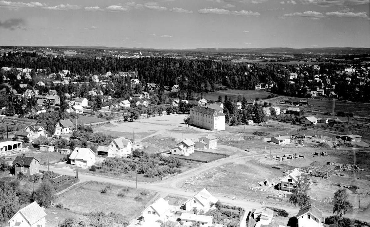 Hamar, flyfoto, Vognvegen i forgrunnen, Storhamar skole, villaer i Fredrik Monsens gate, Røreks gate, Bondesvea i bakgrunnen,