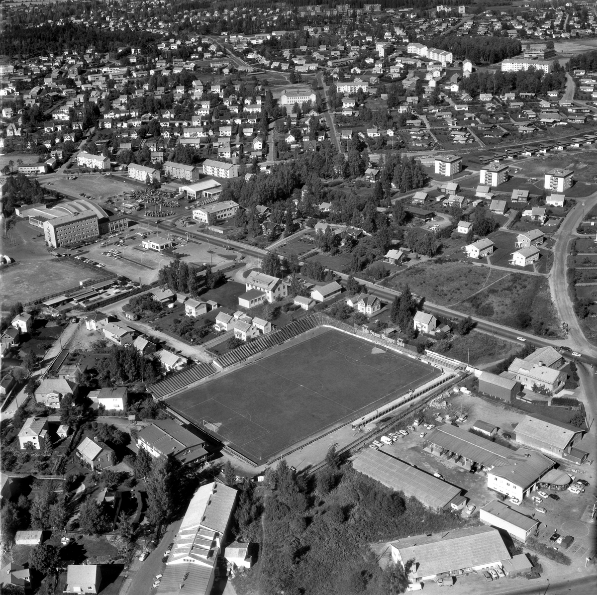 Hamar, flyfoto, Briskebyen, Vangsvegen 119, Hamarhallen, utstilllingsplassen, Aslagården, bensinstasjon, Brødrene Asla landbruks- og anleggsmaskiner i Vangsvegen 132, villastrøk på Rollsløkka og Børstad, Ringgata, Briskeby gressbane med klubbhuset Arena, bensinstasjon i Skogvegen 10, Vangsveien Trevarfabrikk til høyre,