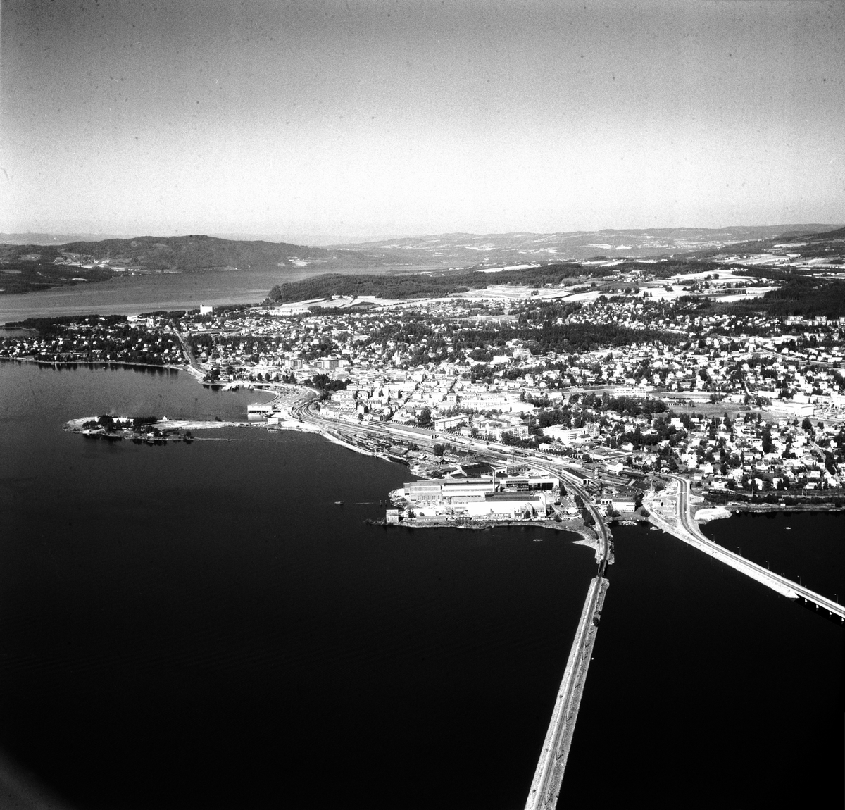 Hamar, flyfoto, bypanorama, fabrikkanlegg, Hamar Jernstøberi og Mekaniske Verksted, HamJern, Hamar Jernbaneverksted, Espern, jernbanebrua over Åkersvika, Stangebrua over Åkersvika,